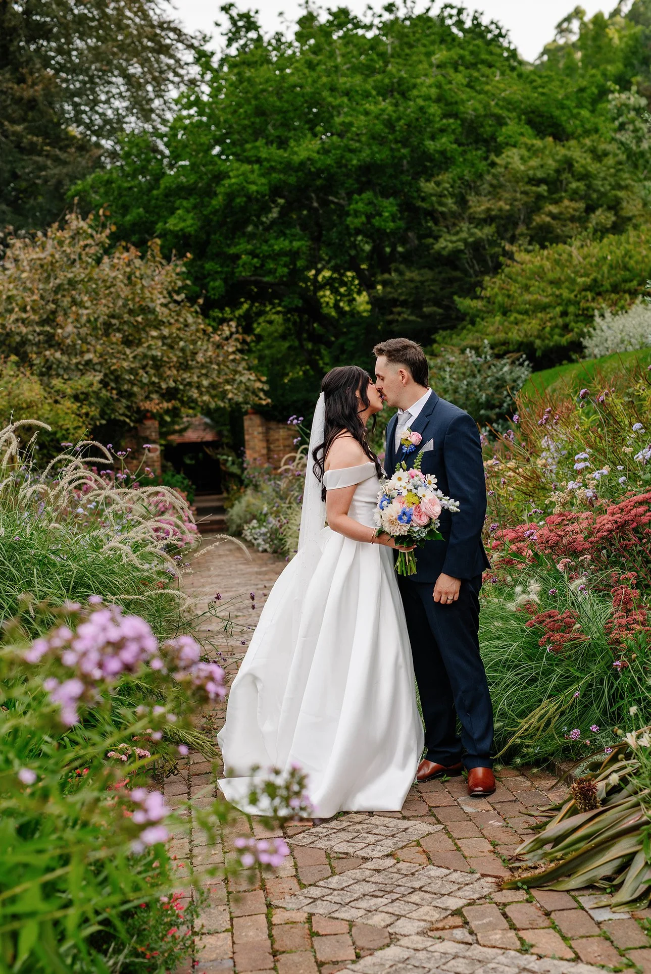 bride-groom-secret-kiss-garden-in-olinda.jpg