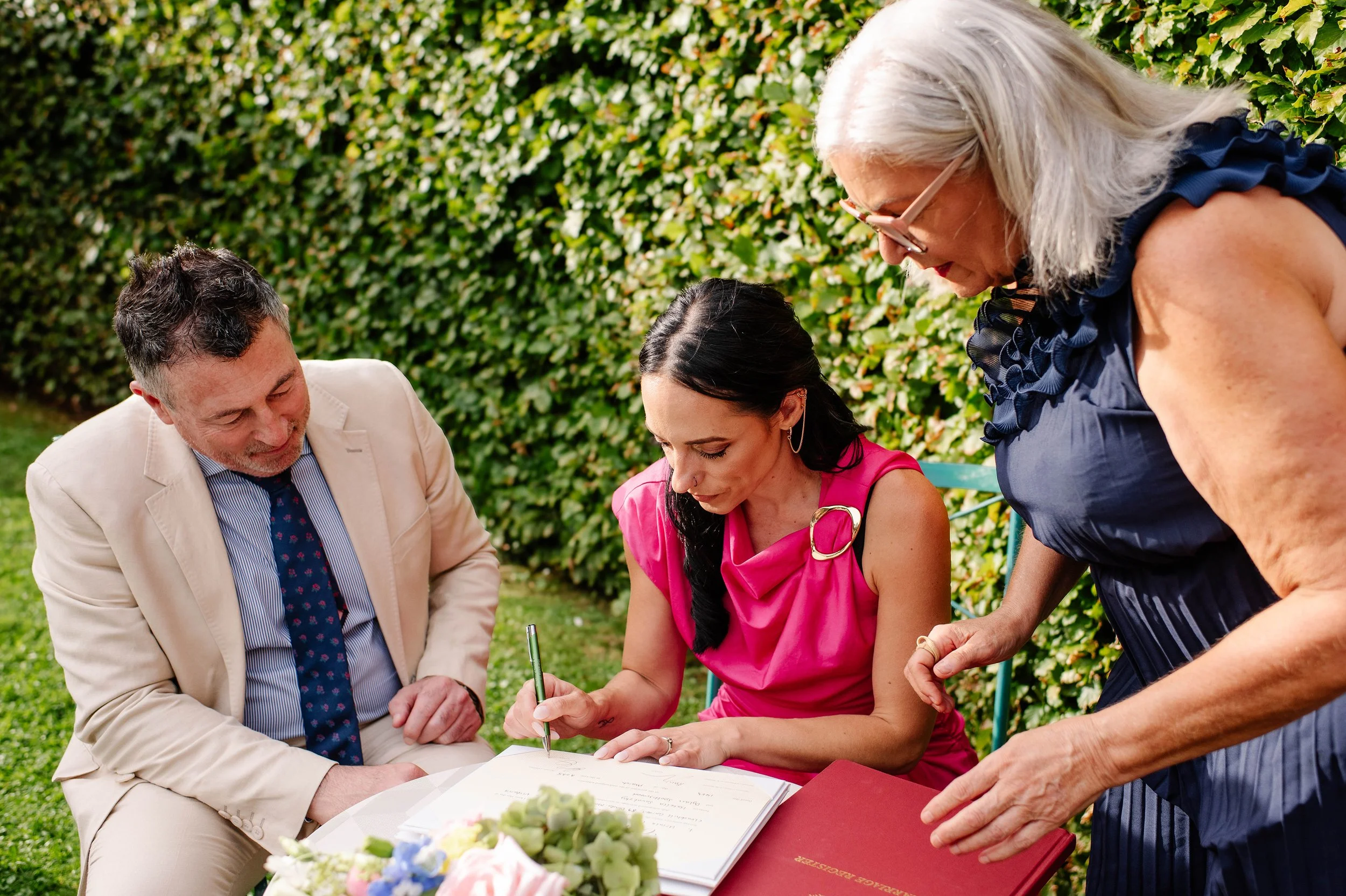 witnesses-sign-certificate-garden-wedding-olinda.jpg