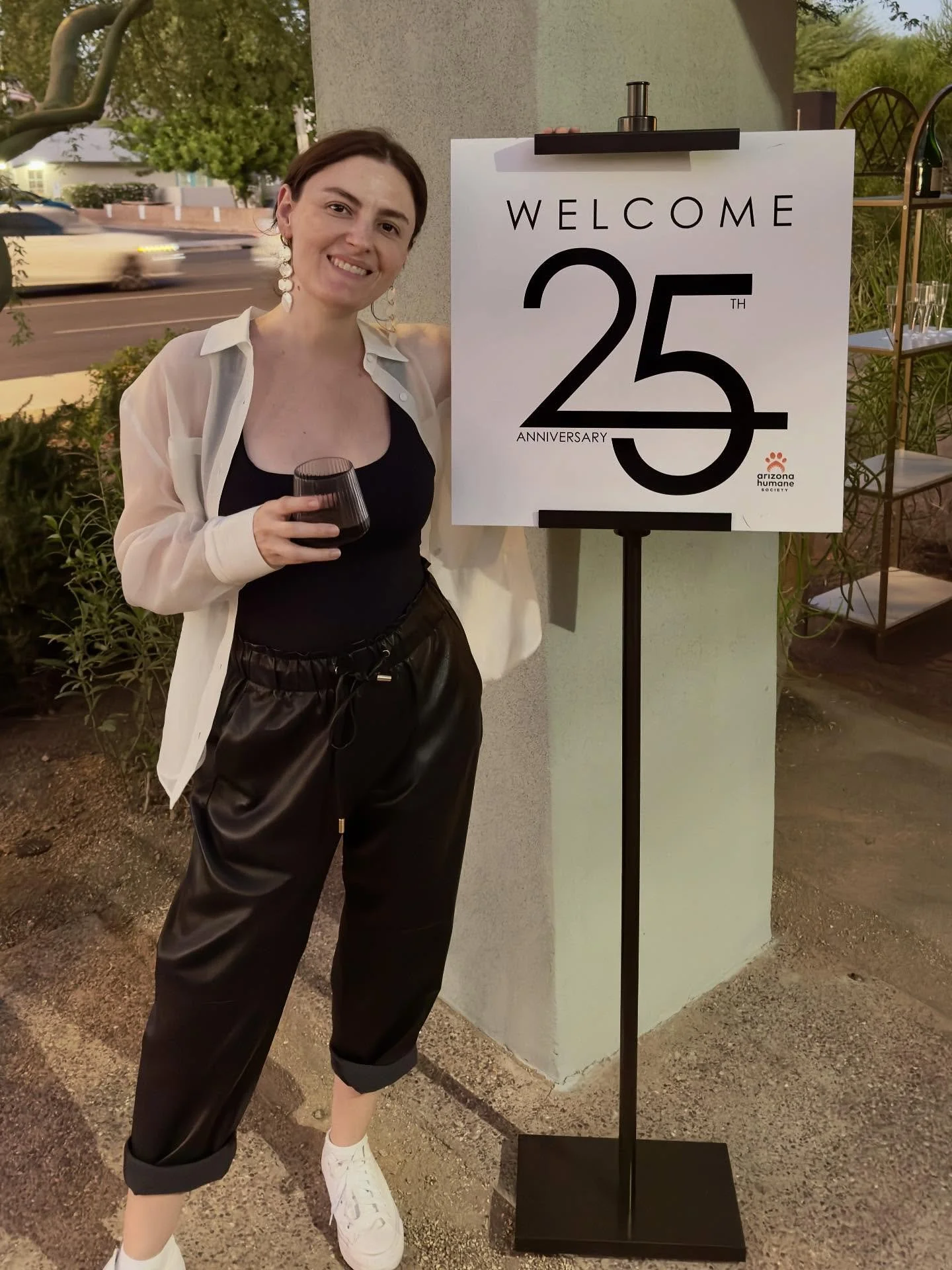 An amazing time bartending for @artstudio1.0.1 for their silent auction tonight! 🖼️ Champagne, Cosmos, &amp; Wine all night 🍾 And amazing organizers as always: @onefinedayaz 💛