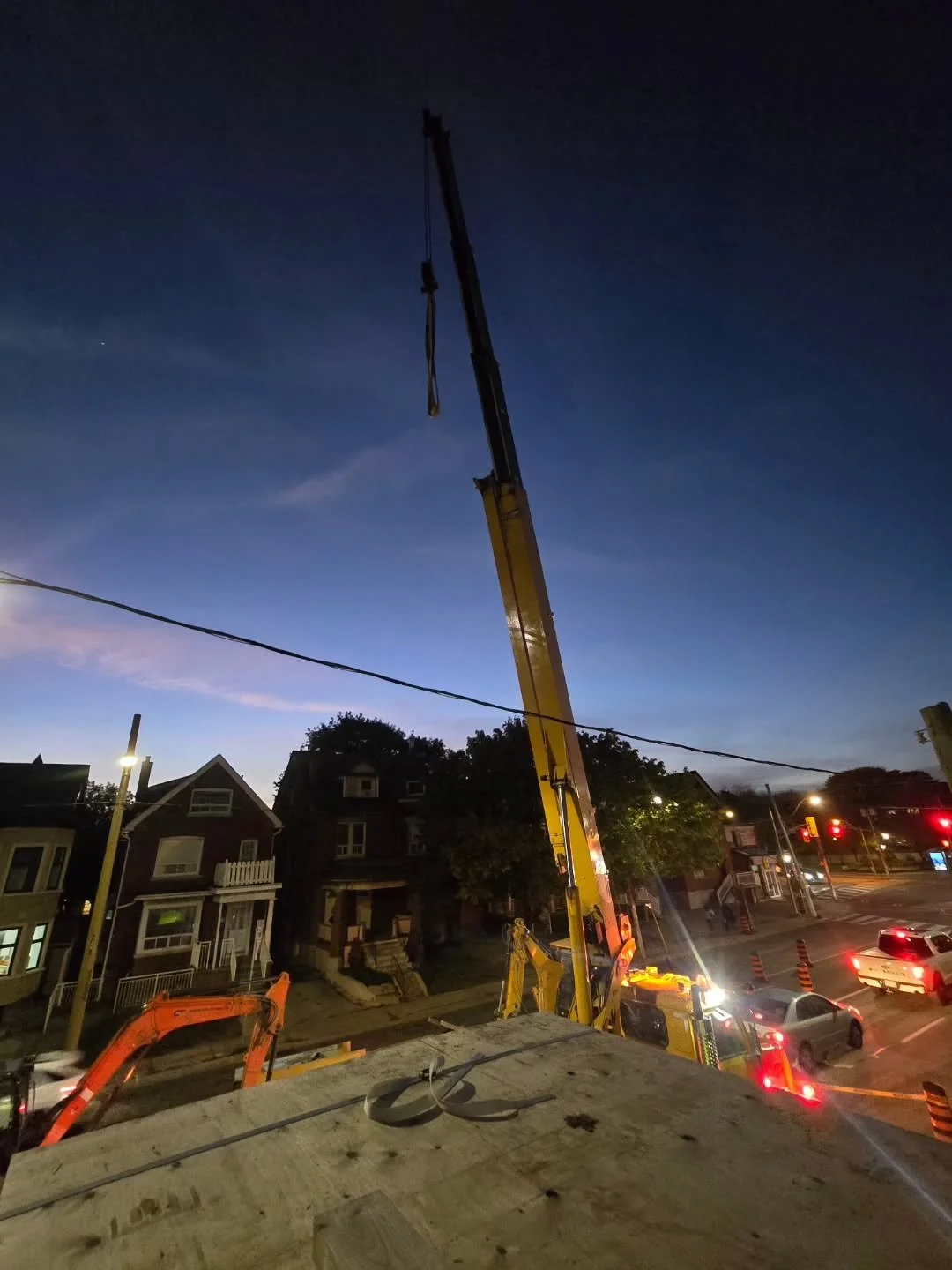 Crane at sunset hour. Getting dark sooner in Toronto... 
Come December sunset will be at 4.40pm 🌇🇨🇦
#crane #canastruct #framingcontractors #canada #constructionlife #framing #build #architecture #toolsofthetrade #ontario #toronto #framer #jobsite