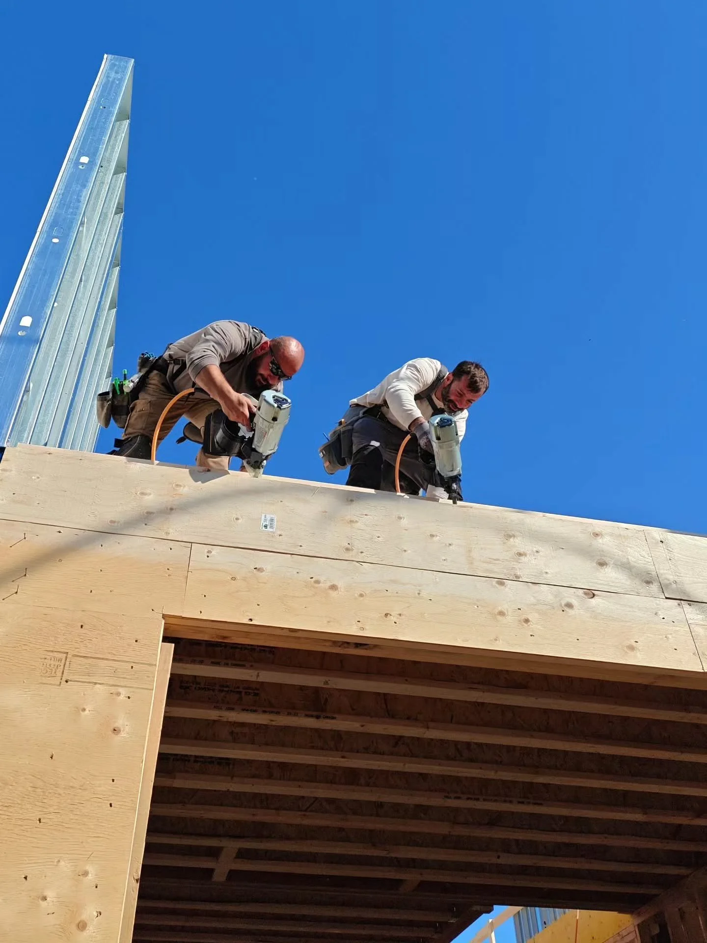 Double trouble 😉 Prep the front for wall going up today. 🏠 🔨 
#framing #customhomes #canadian #structuralengineering #steelframing #constructiontoronto #build #ontario #homebuilder #canastruct #constructionlife #multiplex #fourplex #framer #frami