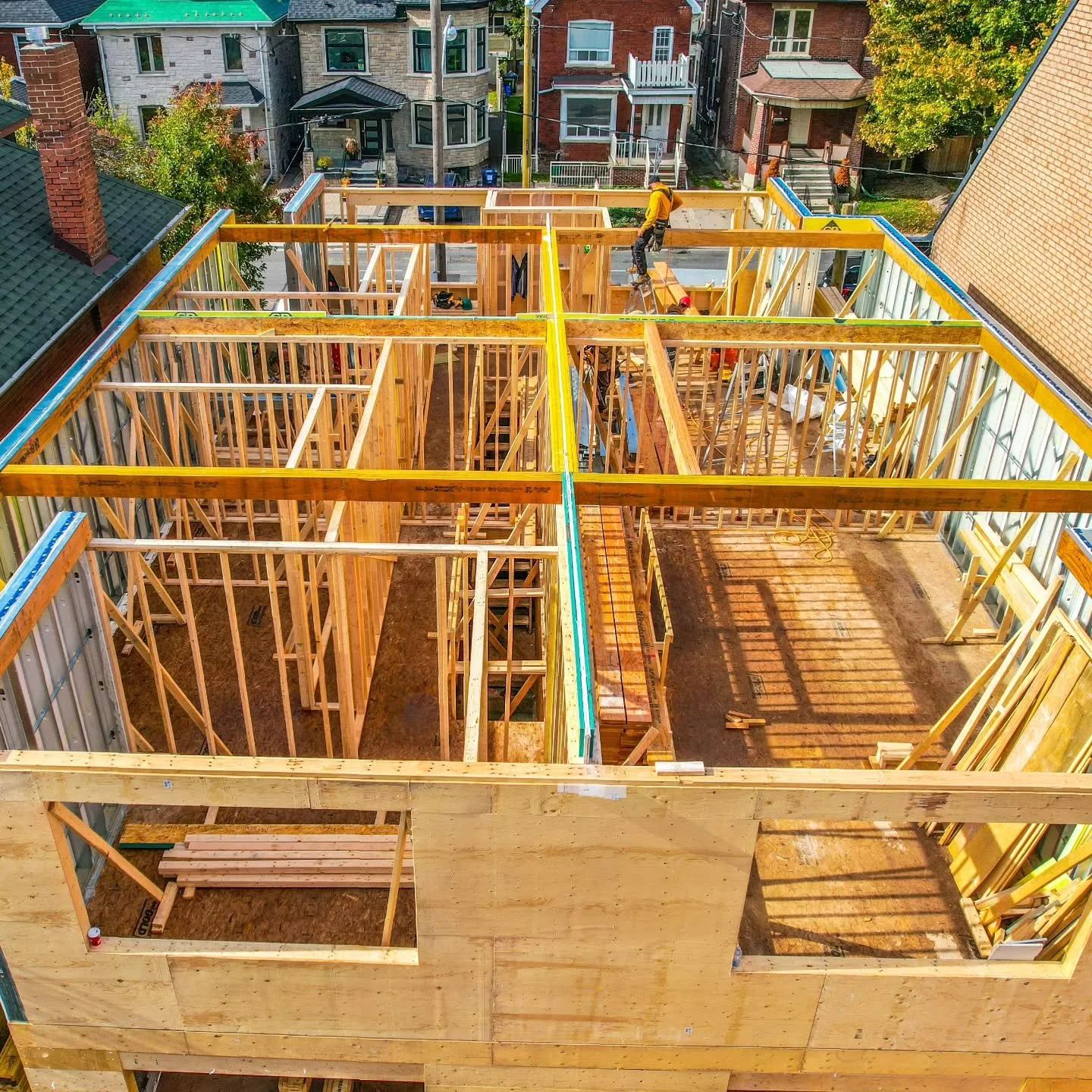 Bird's-eye view of the build 🏠🔨 well... a drone's view 😉
#framing #drone #customhomes #canadian  #structuralengineering #steelframing #constructiontoronto #build #ontario #homebuilder #canastruct #constructionlife #multiplex #fourplex #framer #fr