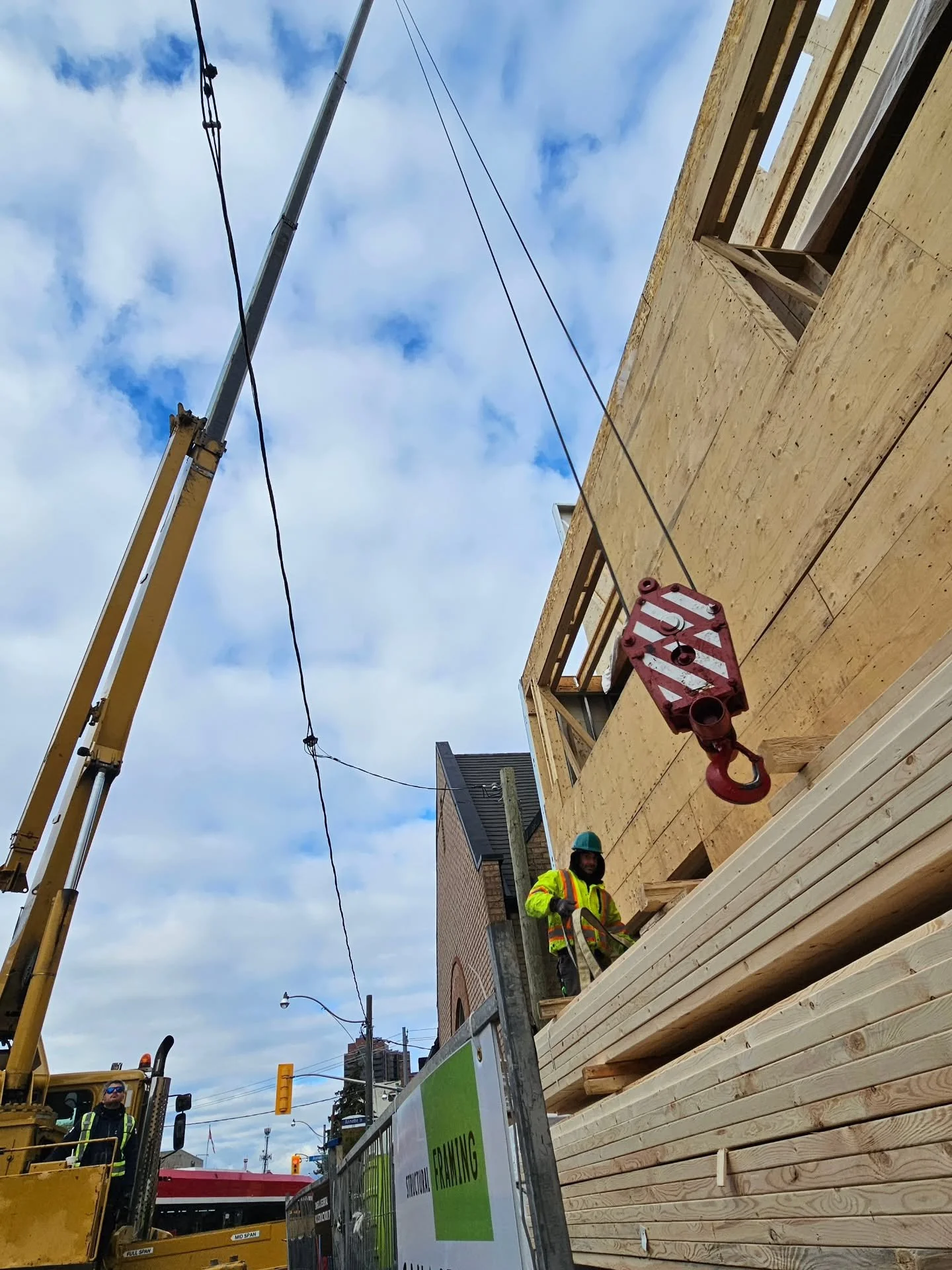 third floor got framed with a little lift from our friends with a crane 🏗

#framing #crane #customhomes #canadian #structuralengineering #steelframing #constructiontoronto #build #ontario #homebuilder #canastruct #constructionlife #multiplex #fourpl