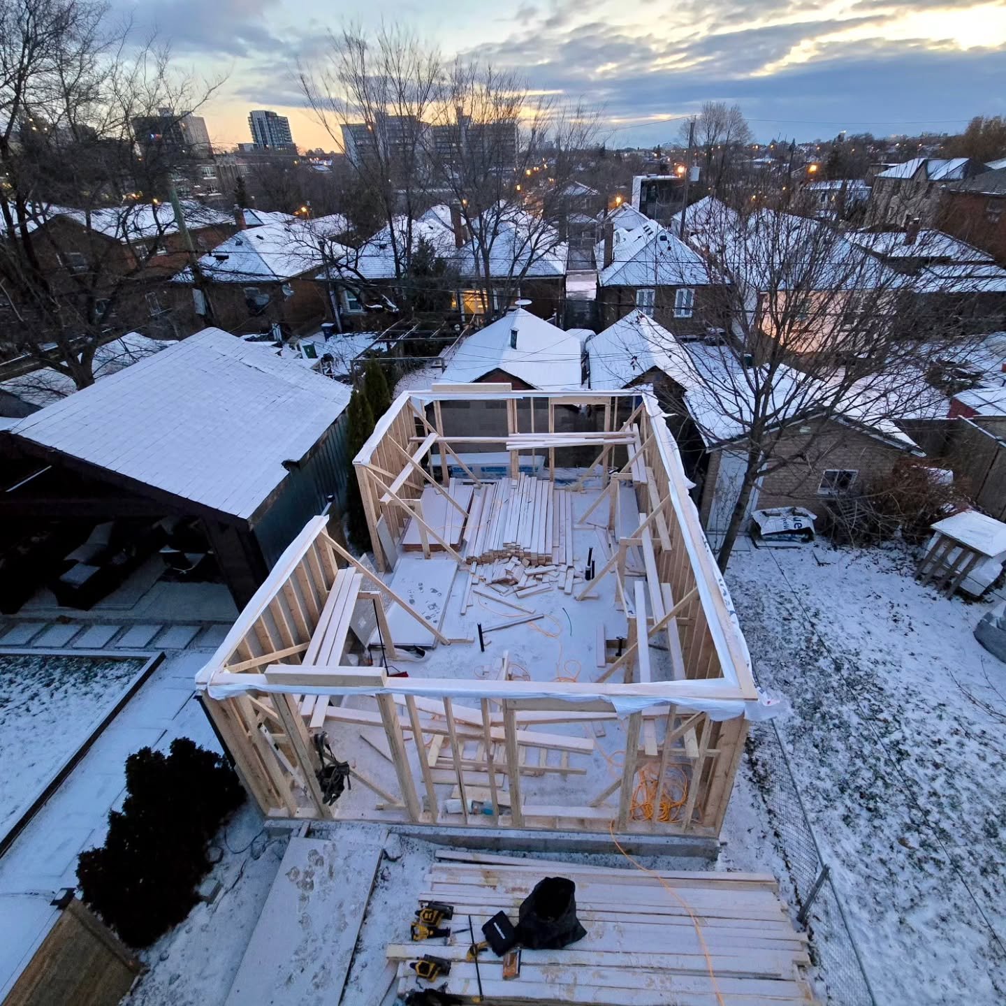a snowy start to this build on a winter morning! ❄️ 🏠 

#winter #framing #canastruct #toronto #customhomes
