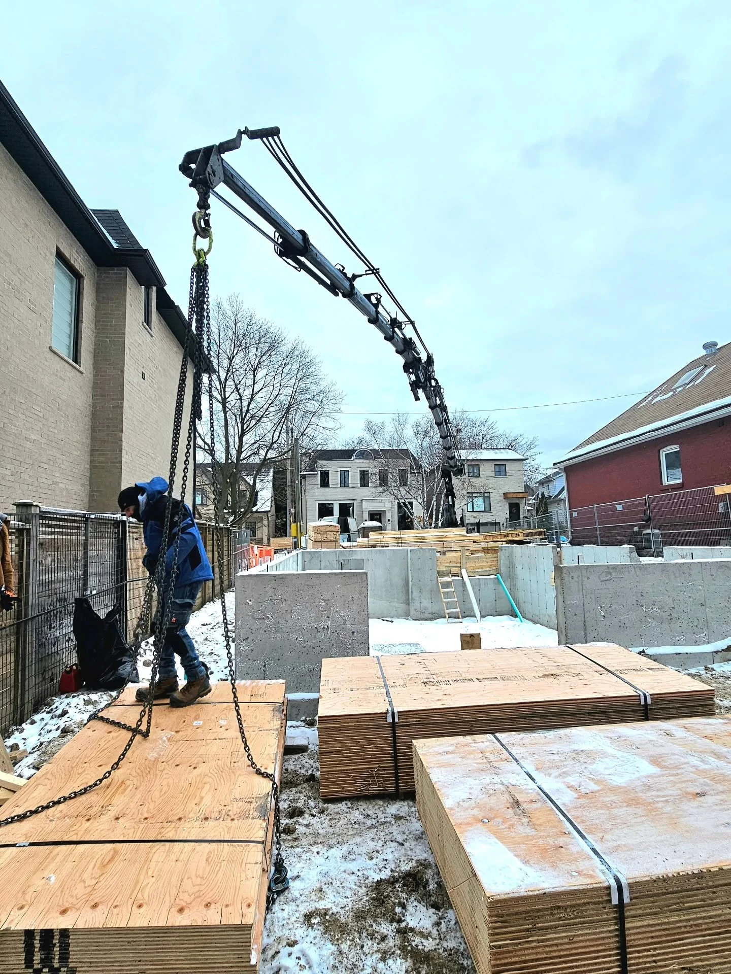 This telescopic arm looks like it had enough for the day 😏🙂

#framing #crane #constructiontoronto #framingcontractors #toronto