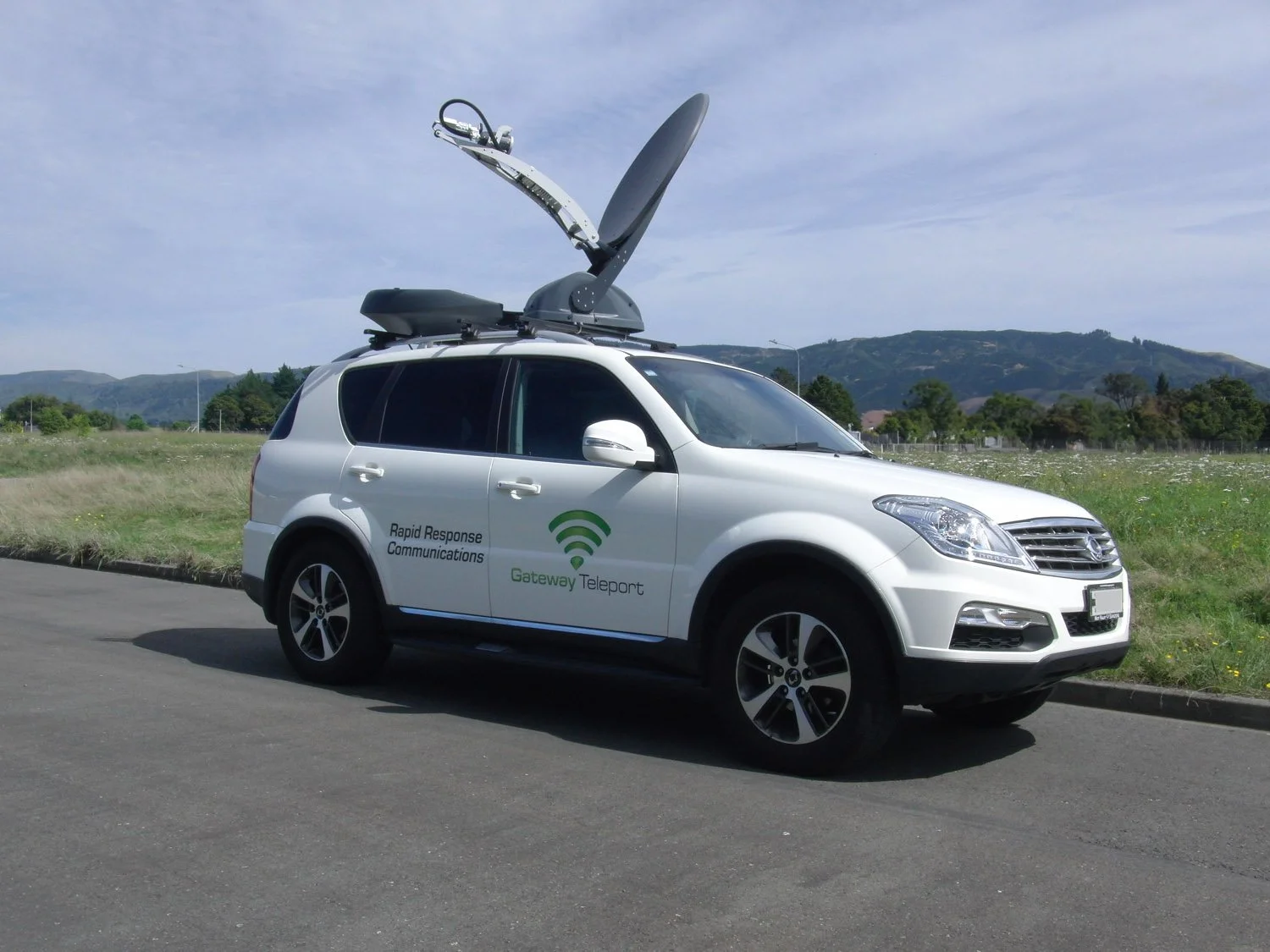 Gateway Teleport 4WD emergency response vehicle equipped with a deployable satellite communications antenna for rapid field connectivity.