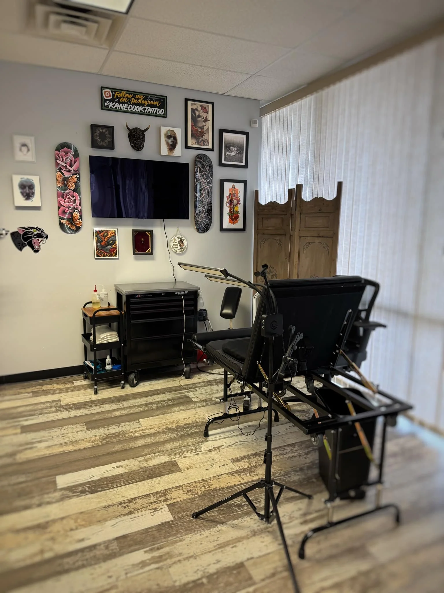 Just wanted to make a quick post to say that I am back to working at Evolution again! It was a fun experience branching out on my own but I missed the great vibes with everyone at the shop. Come say hi 👋 

Currently booking into February. If I haven