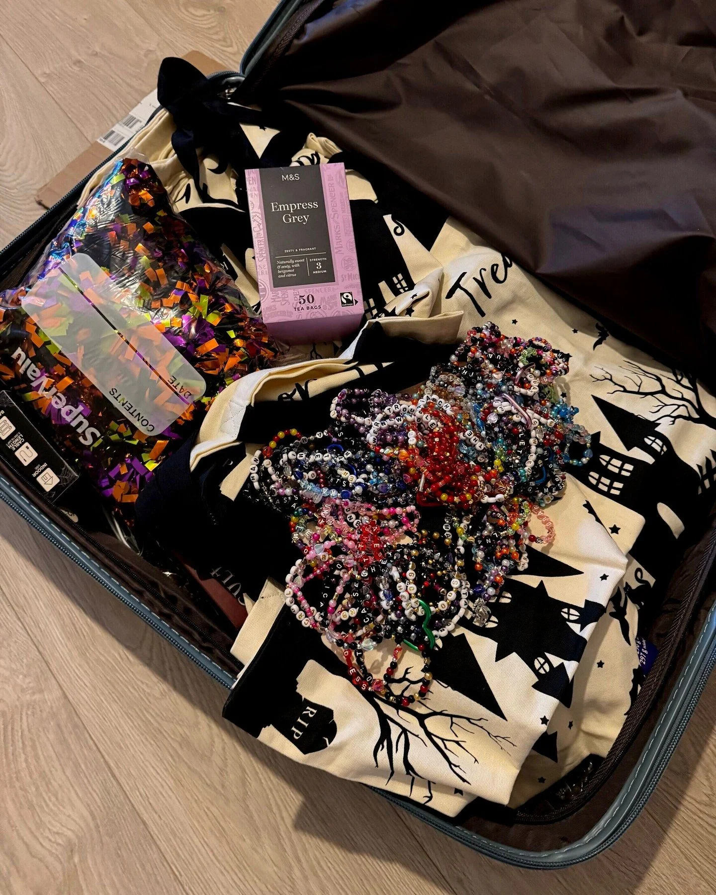 I'll be OOF until Tuesday because I'm heading to Leeds for @authorsatthearmouries 😍✈️

Expect photo dumps, me fan-girling over a few people, and begging readers to come collect bracelets because I made too many (again) 🤣

#AATA25 #AuthorsAtTheArmou