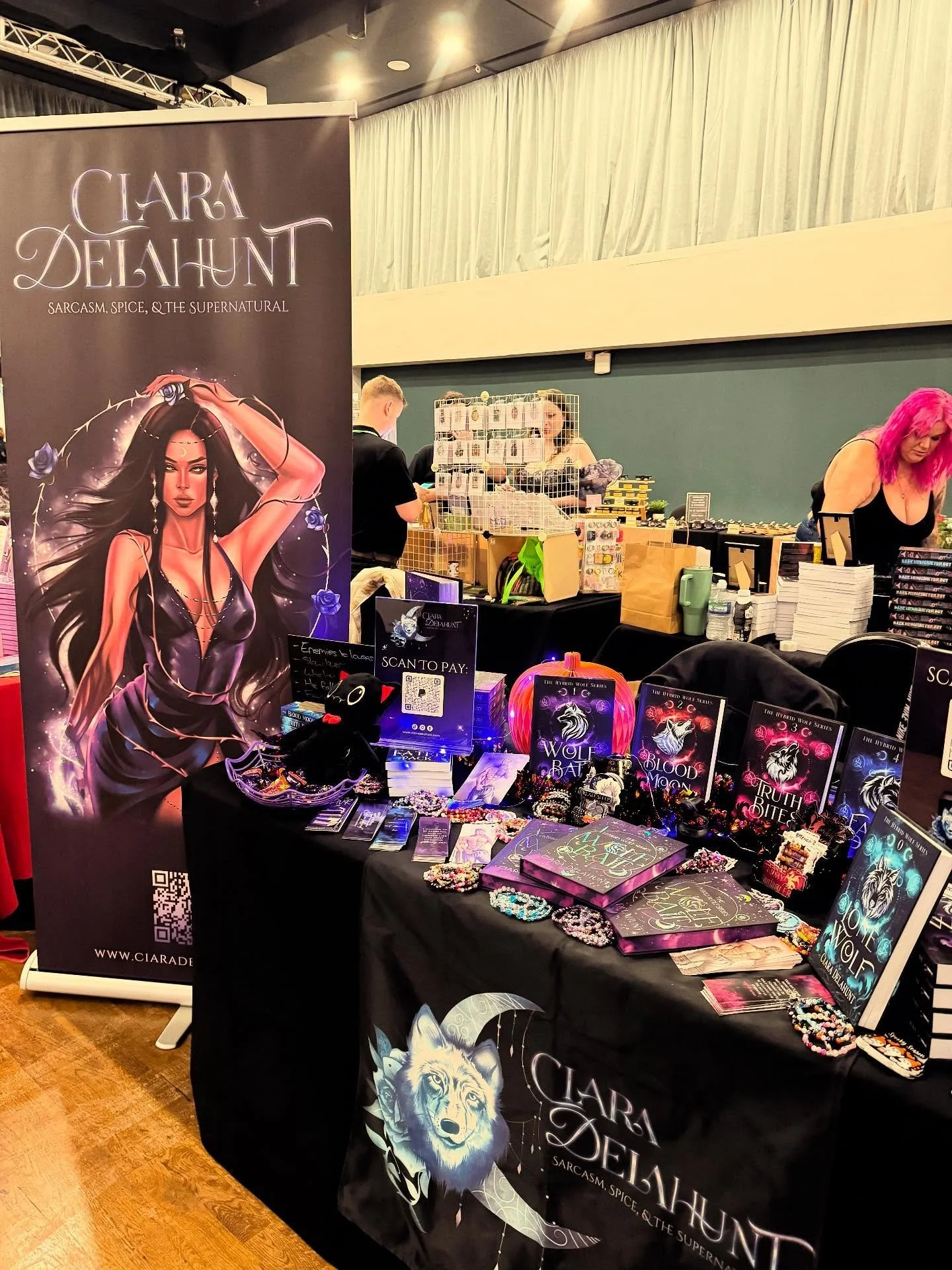 All set up for @authorsatthearmouries 😍

Come find me at table 85, these special editions won't last long 👻

#aata25 #authorsatthearmouries #booksigning #romanceauthor #fantasyauthor #specialeditionbooks