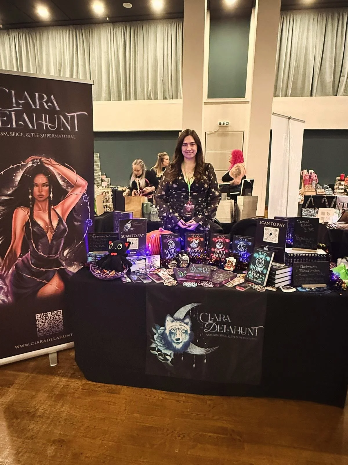 I knew @authorsatthearmouries would be fun, but I had no idea it would be THAT amazing 😍 I have had the time of my life this weekend 👻 To every single reader who popped by my table, thank you for being so wonderful, and showing my books so much lov