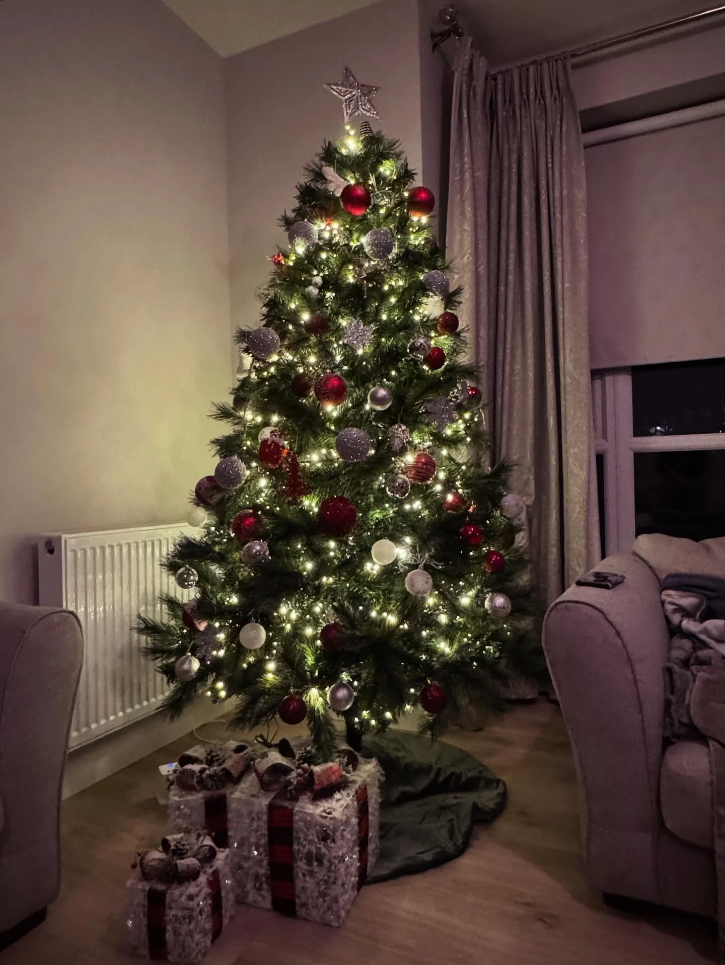 My husband was in charge of decorating the tree this year, and he did a pretty good job! I put my perfectionist tendancies away for once 🤣 This December has been chaotic, but it will all be worth it when we get to have a wonderful Christmas. I just 