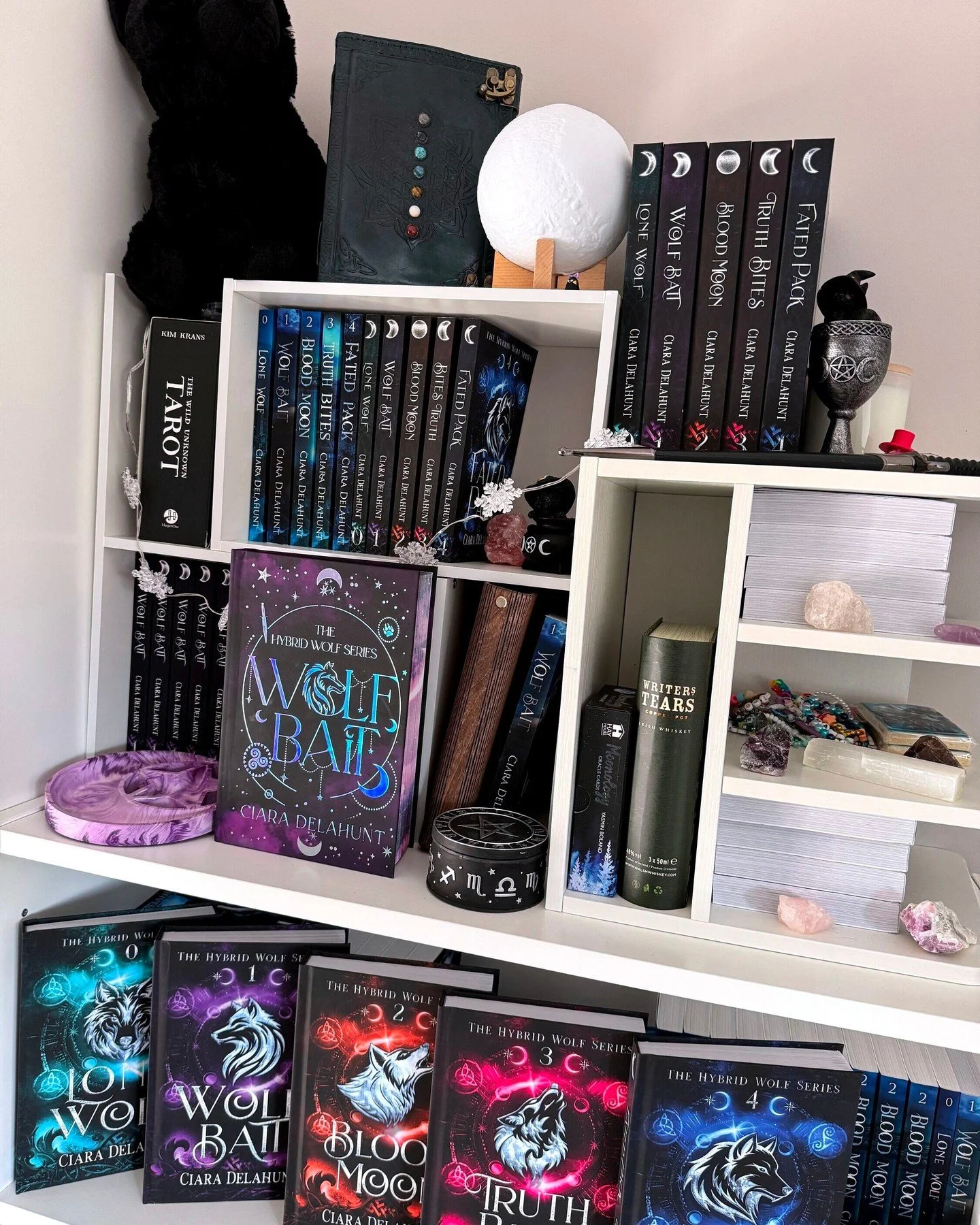 I need to improve the Christmas decorations for next winter, but I am super proud of how much space my books now take up on my shelves 🥹🎄 Painting my office is definitely on the cards sometime next year, more vibes are needed. White bookshelves on 