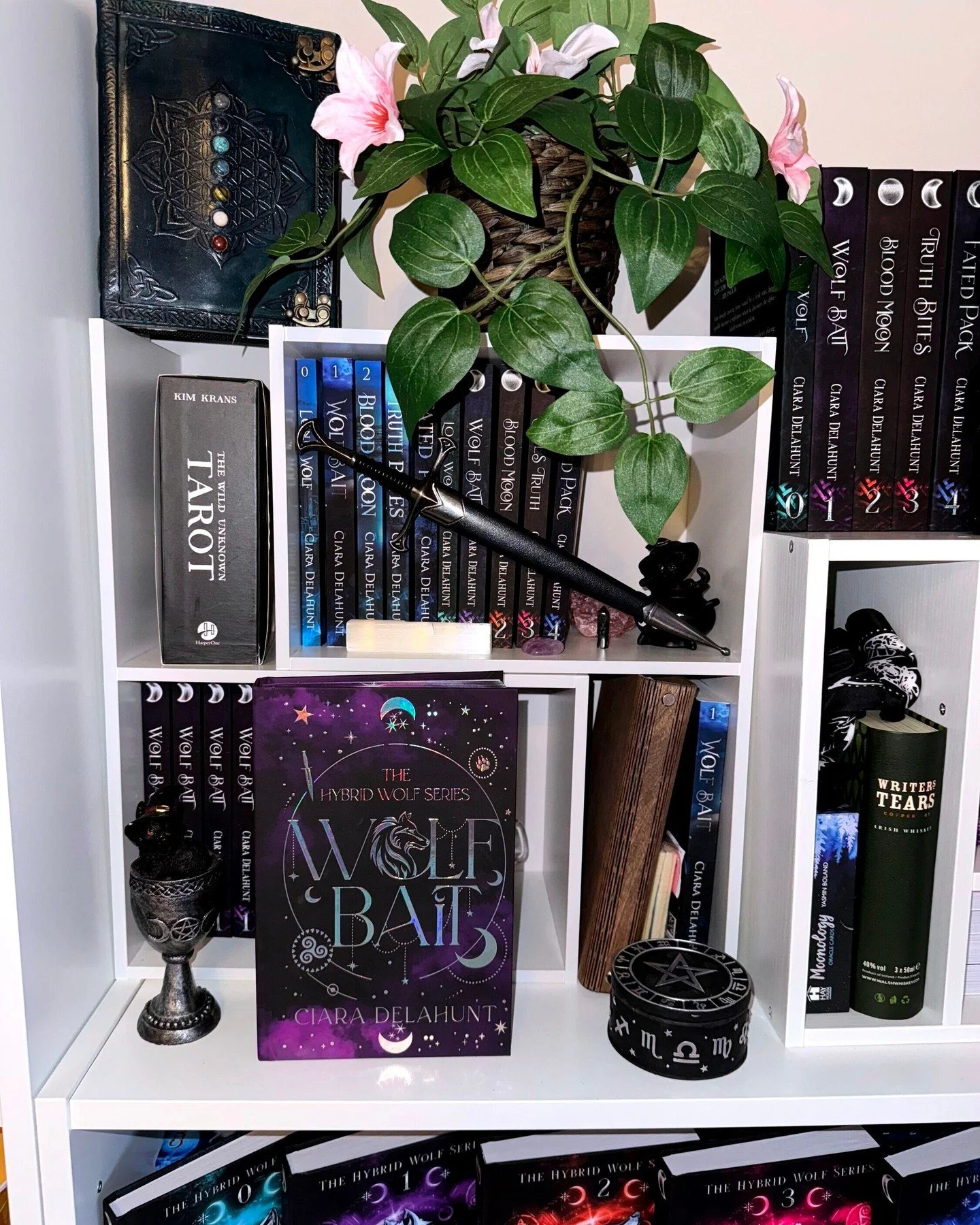 I'm still working on the bookshelf decorations. I think I'm going to hit up a few of my faves, and also grab some Displates to put on the walls in my reading nook 🤔  I thought about doing a fabric drape curtain around the reading chair, but I know d