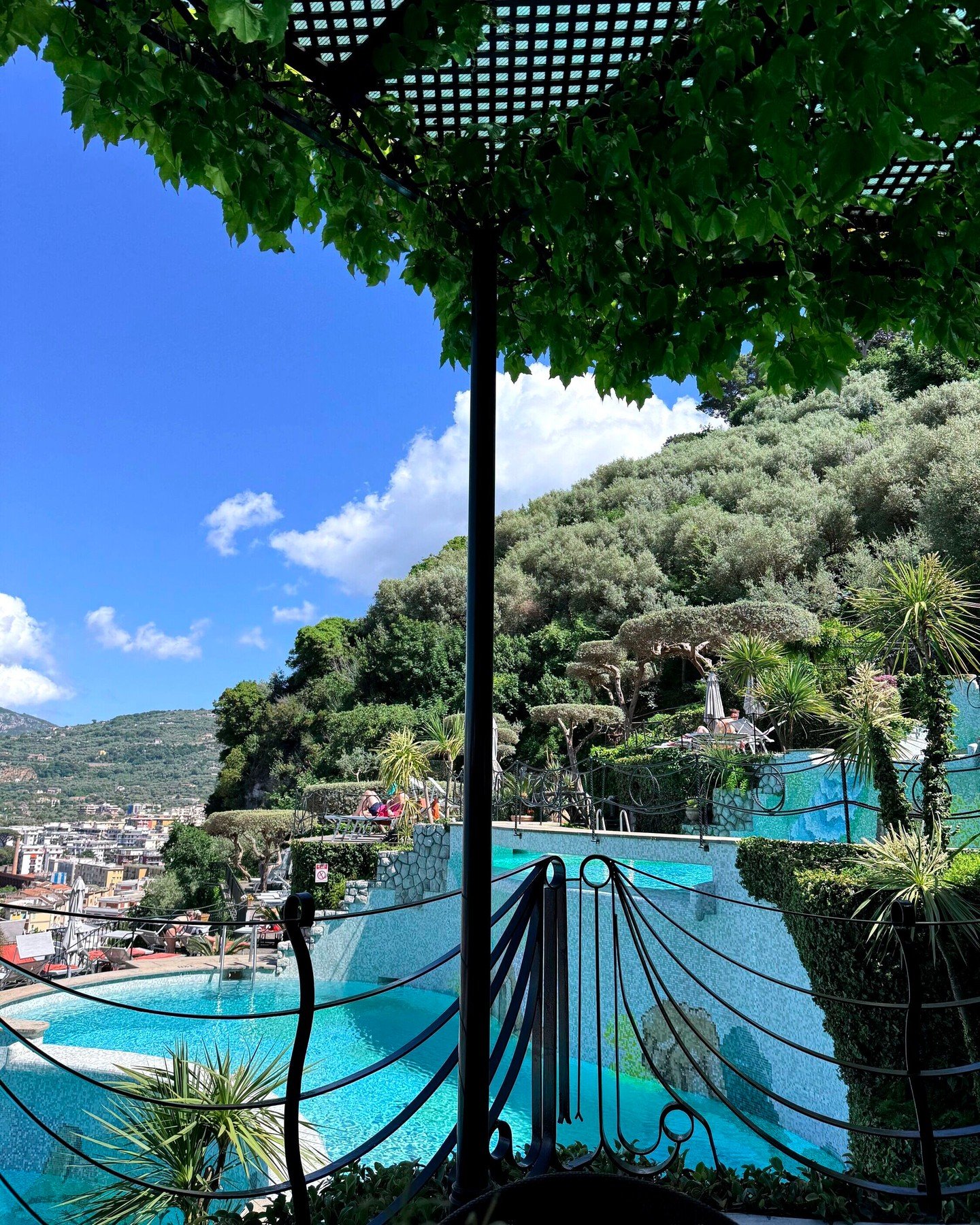 This time last year I was relaxing in Sorrento, so much has changed 🤣 That summer was spent relaxing, this one is a series of house projects we need sorted ASAP 😅 So instead of sipping rose by the pool and wandering around gorgeous side streets, I'