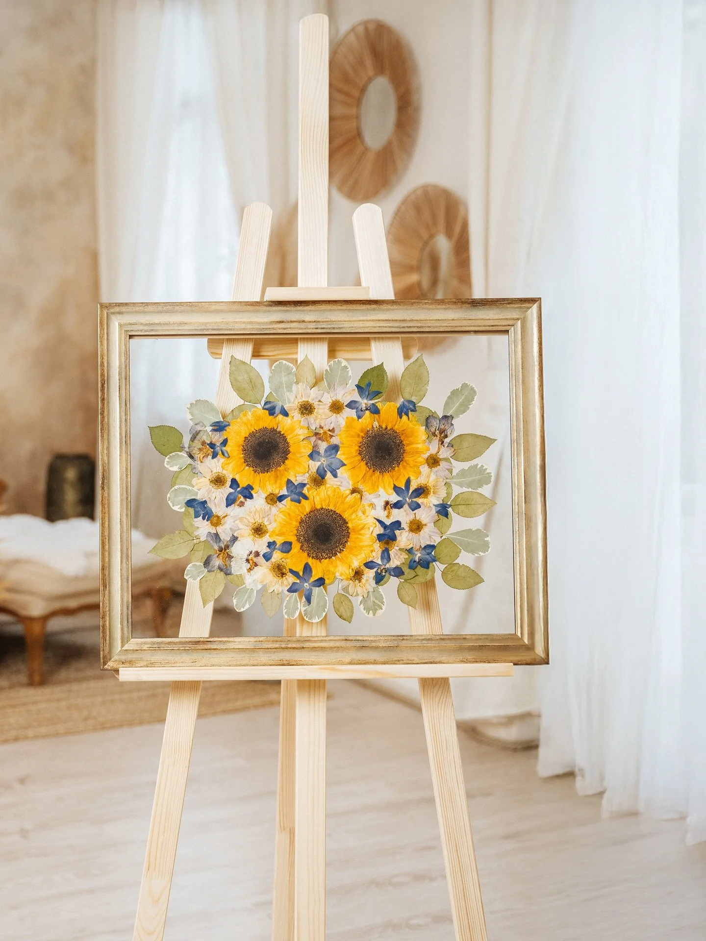 They brightened your wedding day, now they brighten your home. 🌻

A classic bouquet design for this stunning, sunlit arrangement, preserved to hold its rays of joy for the years to come - between to panes of glass ✨🤍