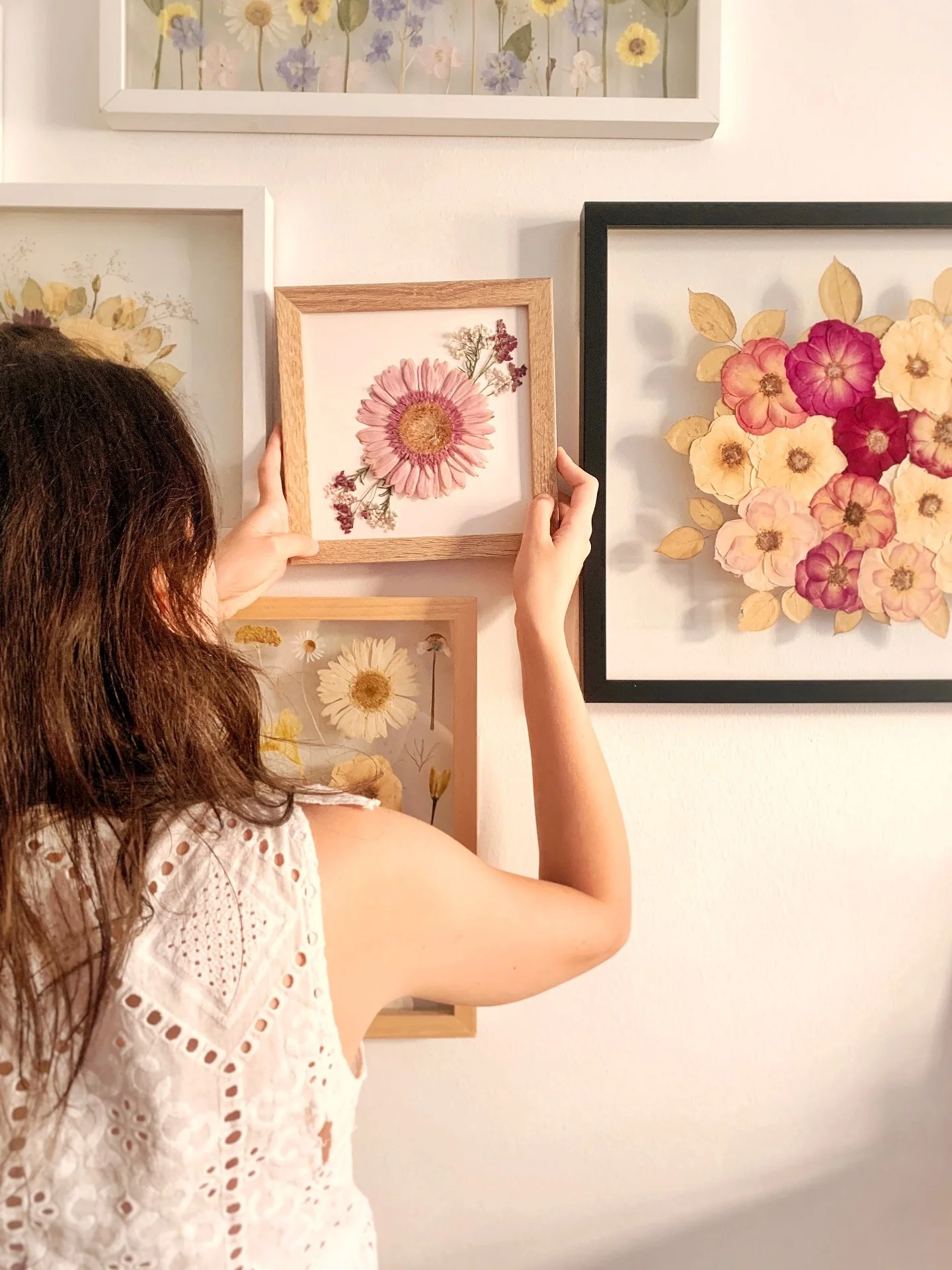 Sometimes one flower is enough to tell the whole story 🌸

Our Fiore Singolo is the most essential way to preserve your bouquet: a single chosen bloom, perfectly pressed and displayed on fine paper, framed between museum-quality glass. 🌿

A simple, 