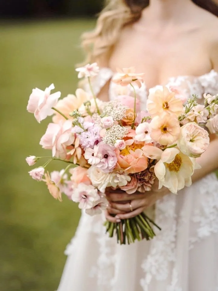 Before &amp; After: Carola &amp; Tomas 💕

Soft pastels, wild shapes &mdash; a dance of light and bloom.

Now a still meadow, calm and timeless,
carrying the same gentle joy of that day. 🌺

Definitely one of our favourites &mdash; so full of spring!