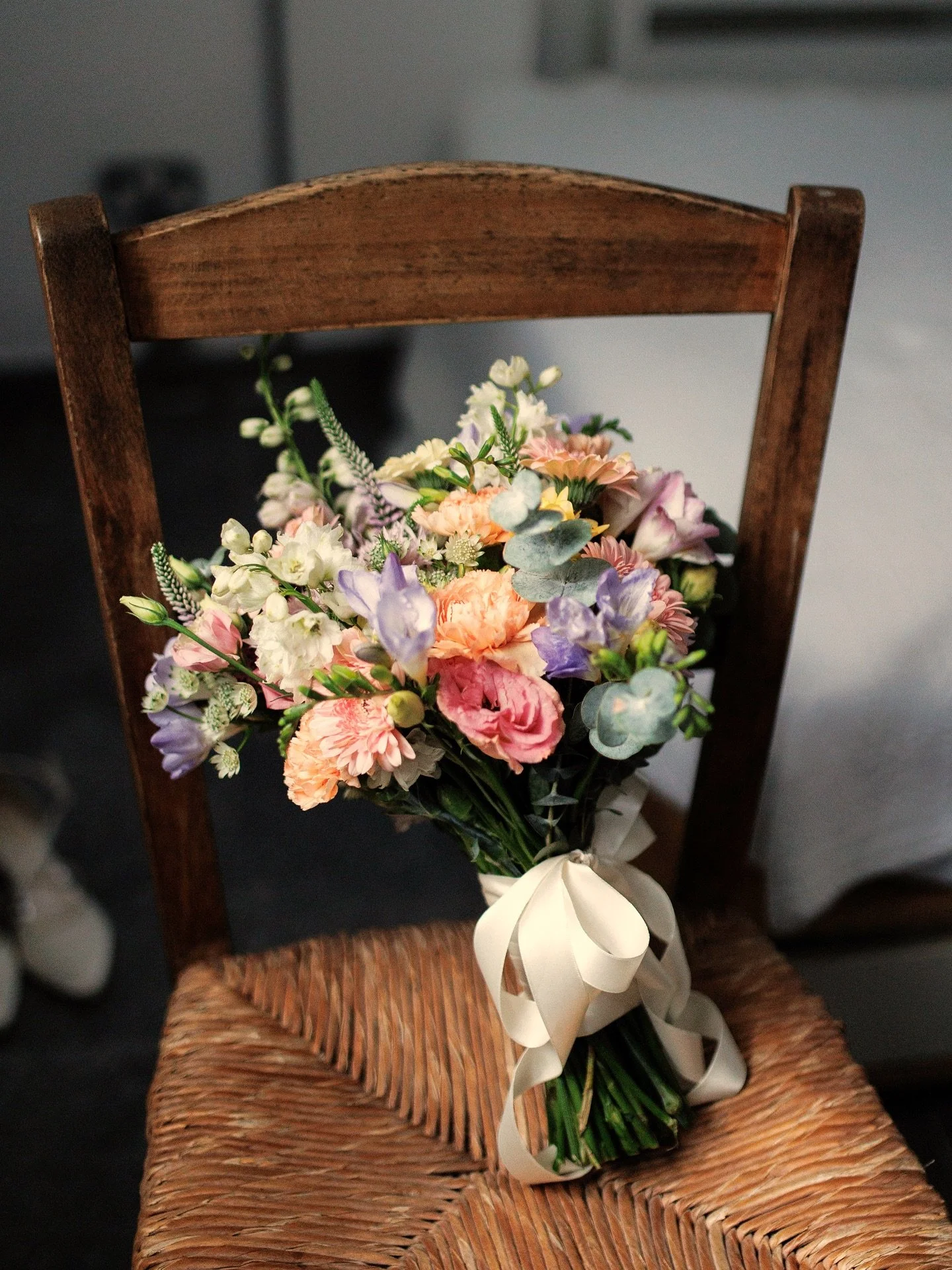 Once held through vows and glances.
Then gently taken apart, pressed and preserved with time and care.

Needless to say, we fell in love with this story and these blooms. 🌿

Swipe to see its new home 🧡