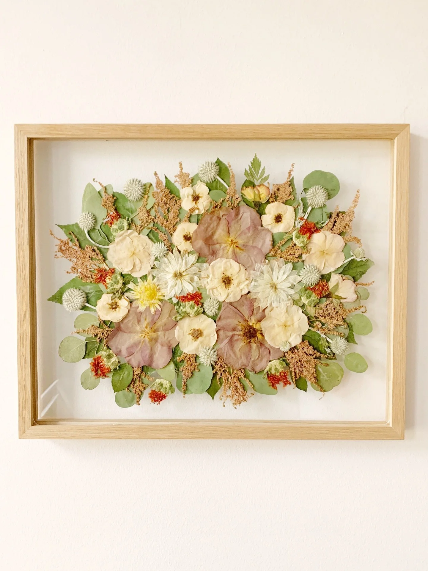 A little carousel of pieces that left the studio recently, on their way to their forever home 🏠

What never stops fascinating us is this: no two artworks are ever alike.

Each one carries its own soul, shaped by different flowers, different details,