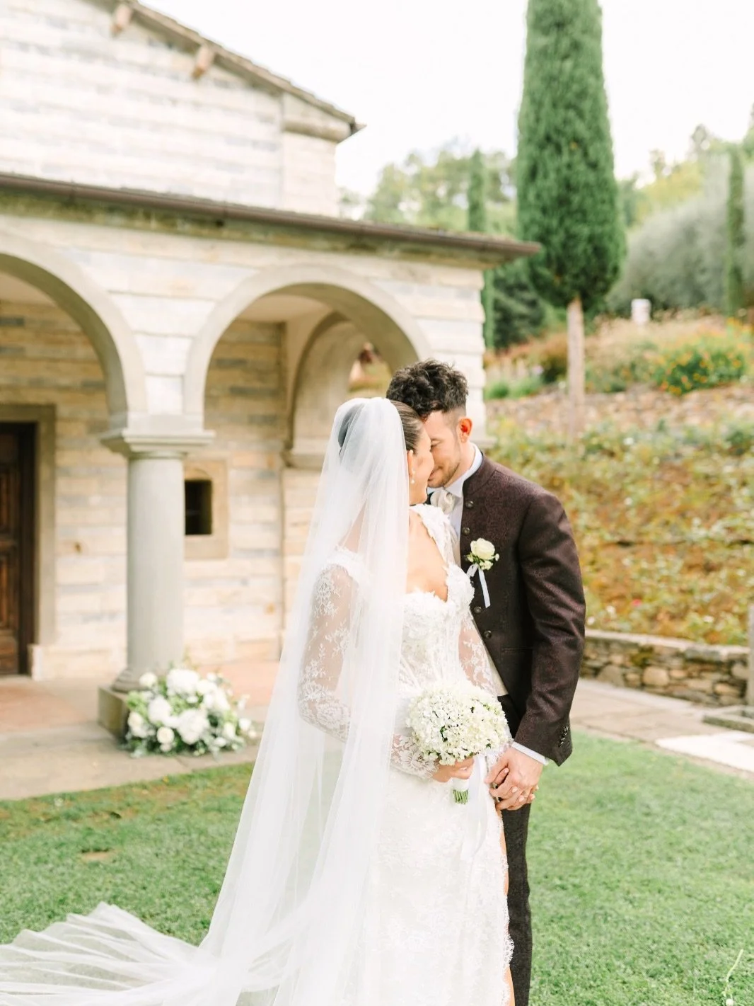 This one is special 🤍

Costanza&rsquo;s bouquet was made of nothing but a soft cloud of bouvardia, a beautiful challenge.
When there&rsquo;s only one flower, every choice matters a little more. It&rsquo;s all about details and balance. 🌿

But we le