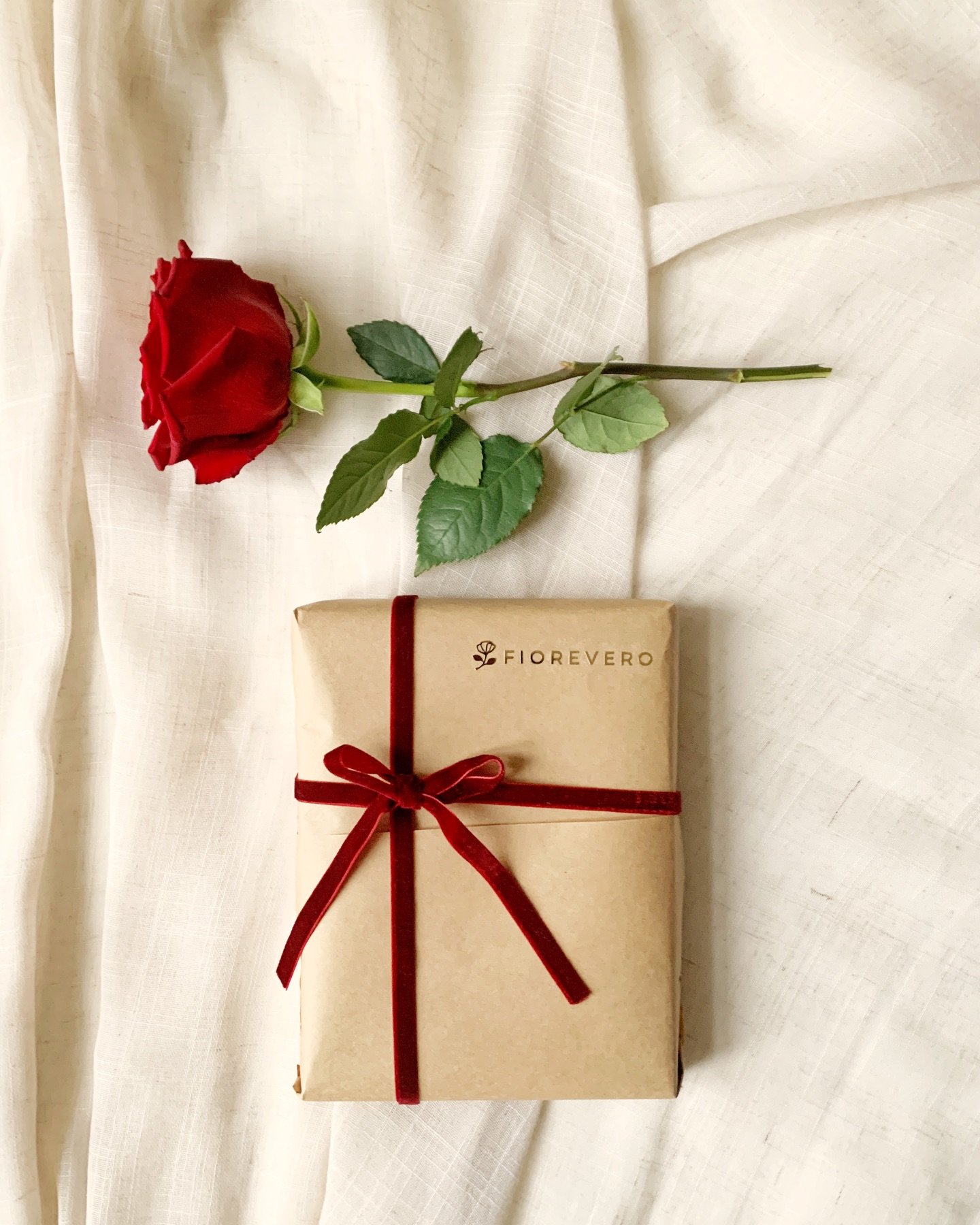 Some gestures never go out of time. 🌹

Giving a rose has always been the most universal way to say: I love you. 

Here, a real rose is pressed and preserved organically, then transformed into a small botanical piece to be treasured over the years, v