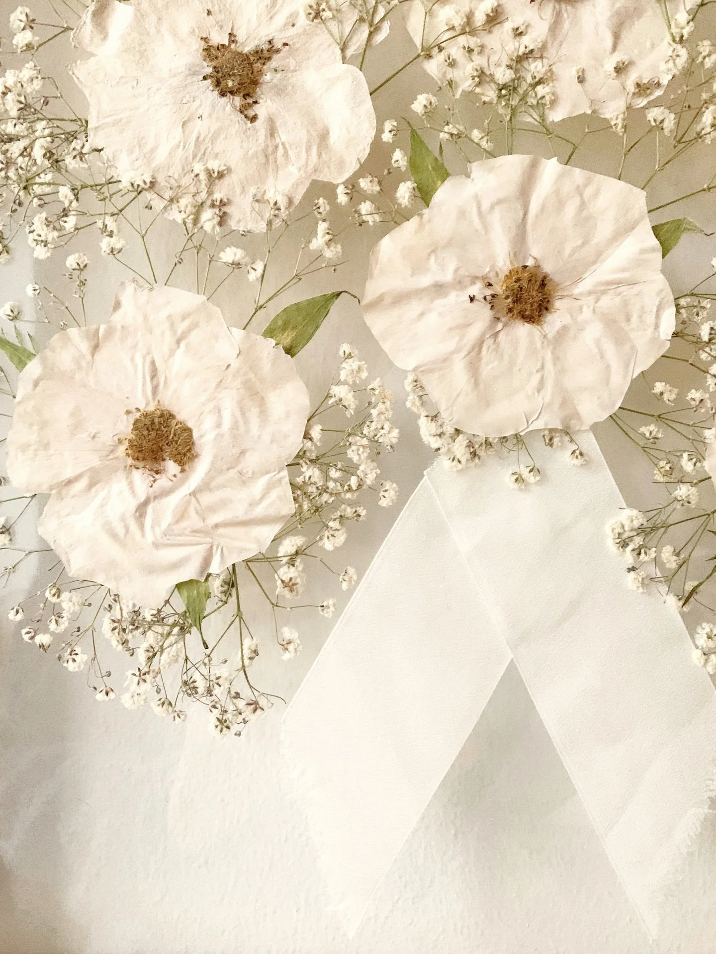 Giulia&rsquo;s bouquet, designed by the talented team at @verde_paradiso , was one of those arrangements that feel light the moment you see them. 🌱

White roses and gypsophila, airy and delicate. Simple at first glance, yet full of personality. With