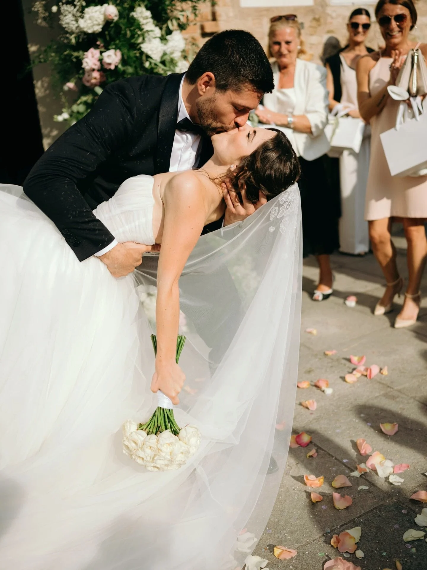 Azzurra&rsquo;s bouquet was one of the most delicate challenges. 🤍

She had a very clear vision: a meadow design, but minimal. 

Her bouquet was made entirely of white Darlington roses, pure, elegant, and beautifully simple&hellip; which also meant 