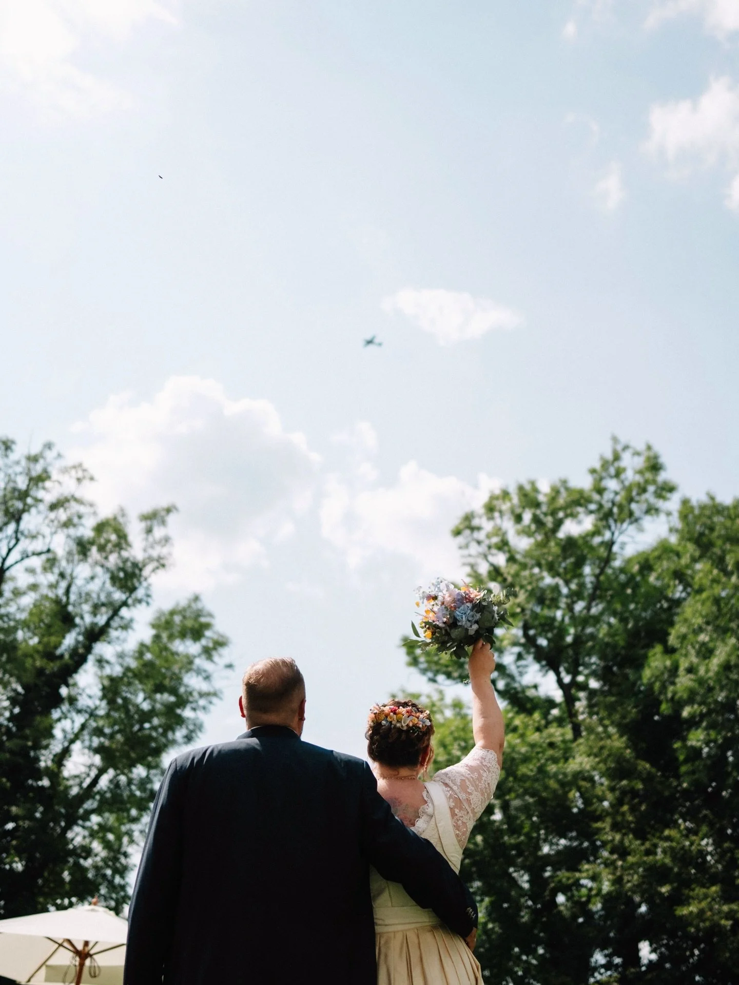 A burst of summer ☀️

From the first time we got to know Fiona and Stefan, something just clicked, maybe our shared love for the powerful beauty of flowers was among the reasons.

This project was as sweet as the little jar of their delicious honey w