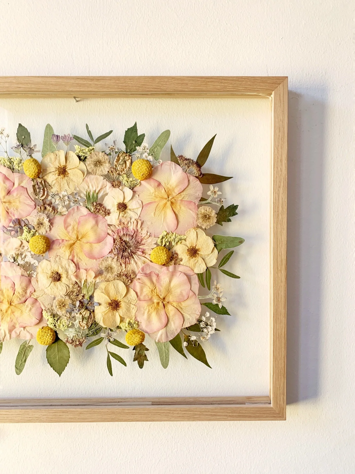 Christina &amp; Leo&rsquo;s bouquet had a soft, sun-warmed palette: blush roses, a delicate gerbera at the center, and small craspedia&rsquo;s yellow accents quietly holding everything together.

The classical design gathers the elements toward the c