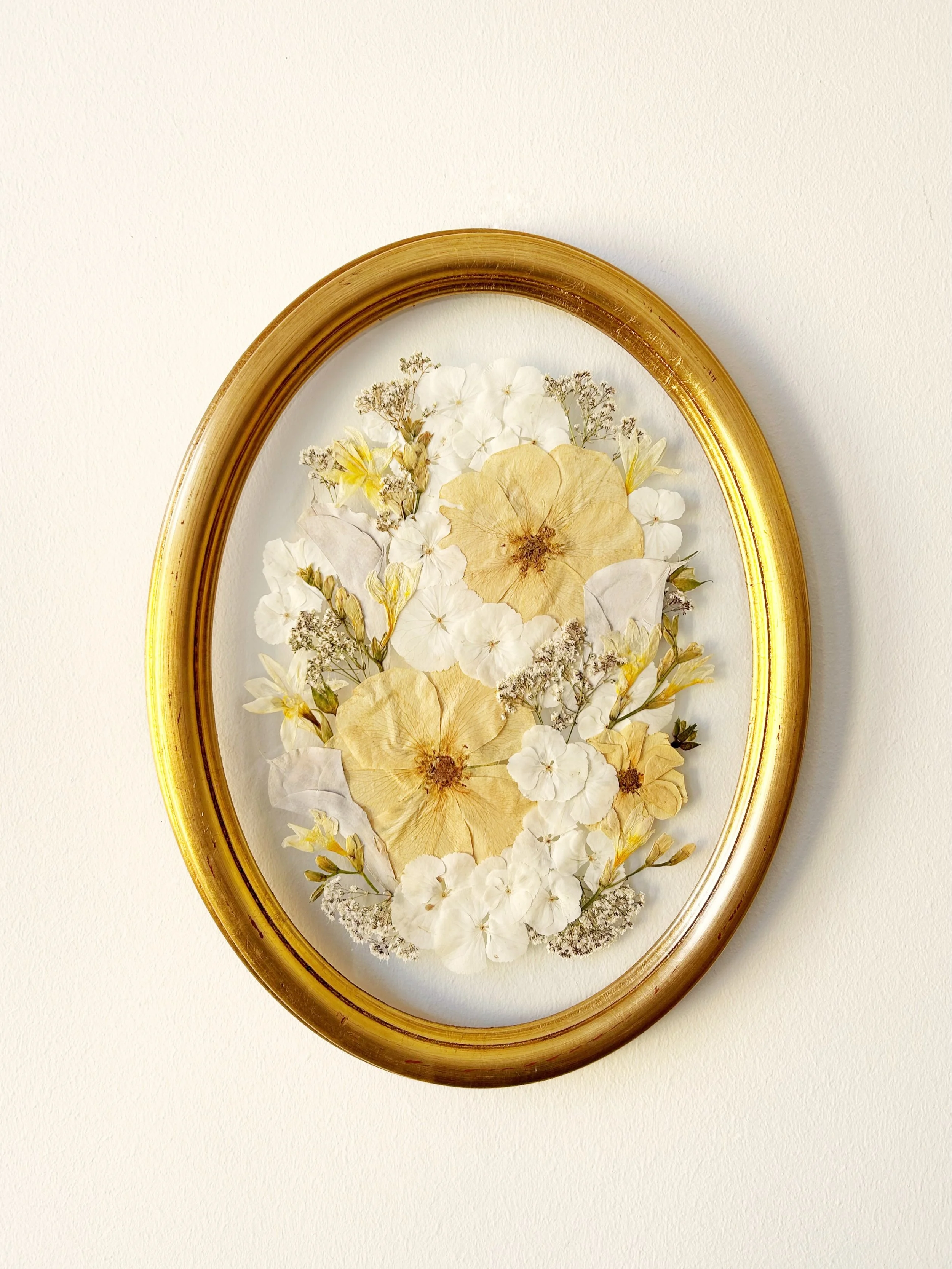 Martina&rsquo;s bouquet brought together soft white roses, hydrangeas, delicate calla lilies, airy gypsophila, and small freesias woven throughout. 🌬️

Preserved and designed, glass-on-glass, within an antique oval golden frame, the piece carried a 