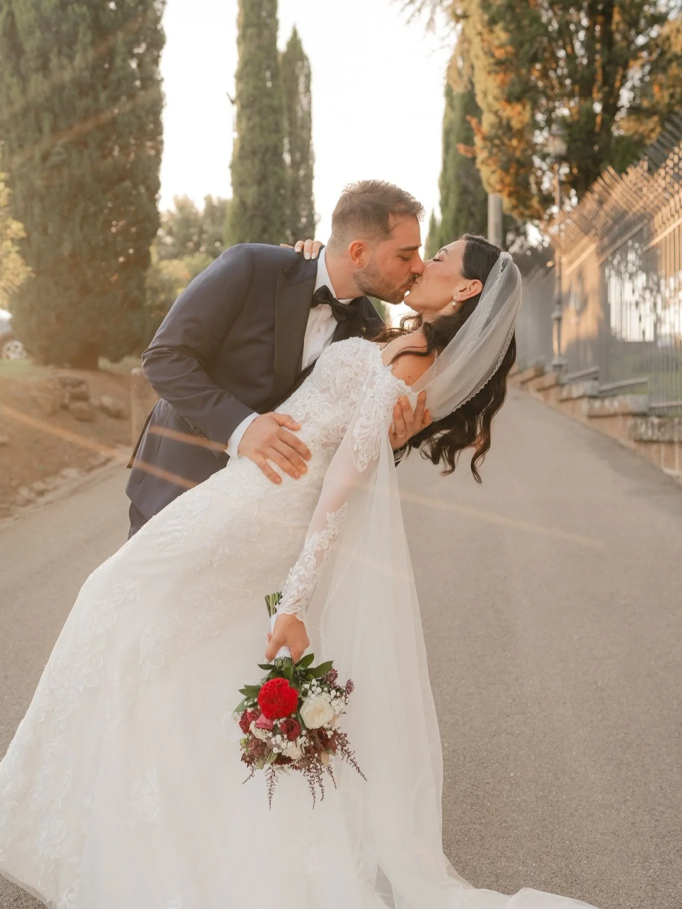 Valeria &amp; Stefano&rsquo;s bouquet is a true statement piece: a 50x70 meadow design where red and white roses, lisianthus, astrantia, and airy astilbe unfold across the glass. 🌹

Now the absolute protagonist of the wall, it brings back the emotio