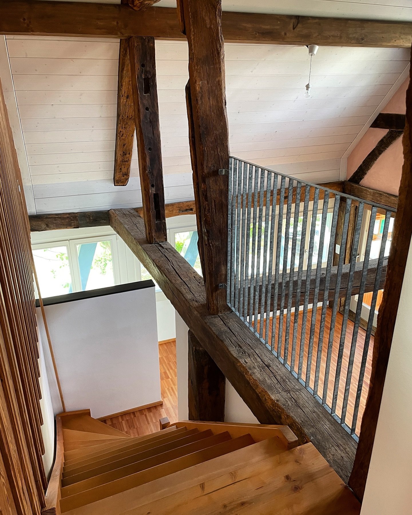 Treppen sind wichtige architektonische Elemente, die R&auml;ume auf verschiedenen Ebenen verbinden und Bewegung im Raum erm&ouml;glichen. Sie bestehen aus Stufen, die oft durch ein Gel&auml;nder gesichert sind, und sind in verschiedenen Materialien u