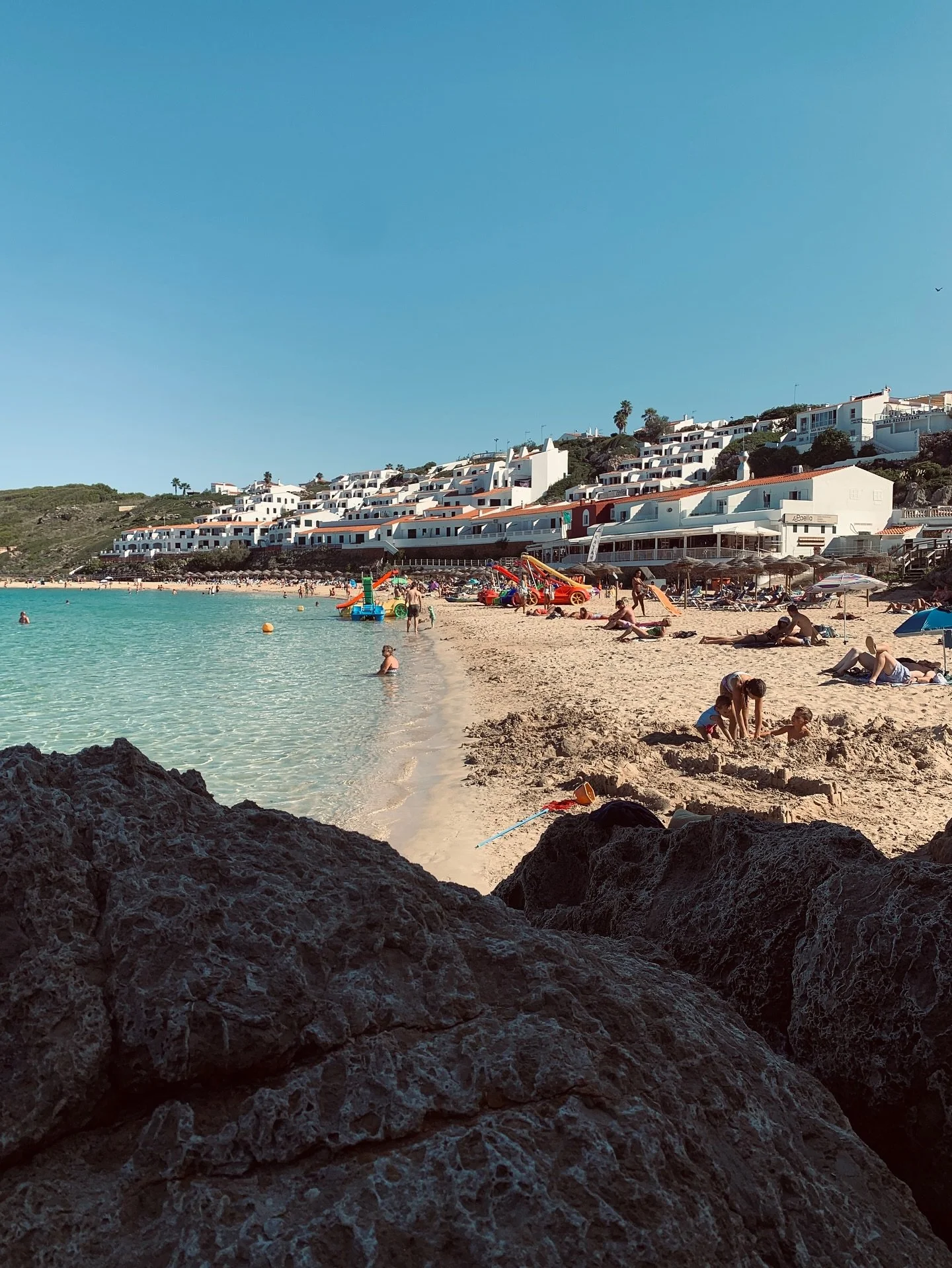 📍 Arenal d&rsquo;en Castell | North Coast

A few easy hours spent on the sand, swimming in the calm bay and soaking up the sunshine 🌊

One of Menorca&rsquo;s most family-friendly beaches with soft golden sand, shallow turquoise water, and a relaxed