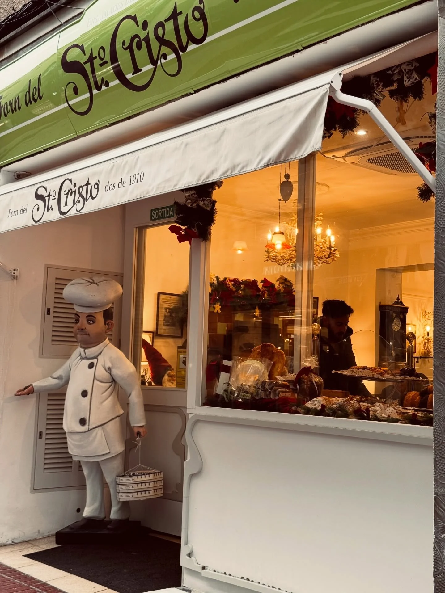 If you&rsquo;re wandering through Mah&oacute;n town, don&rsquo;t miss this little cafe - St. Cristo ☕️

Open all year, wonderfully traditional and cosy inside, with incredible cakes, pastries and coffee 😋 

On sunny days and during the warmer months