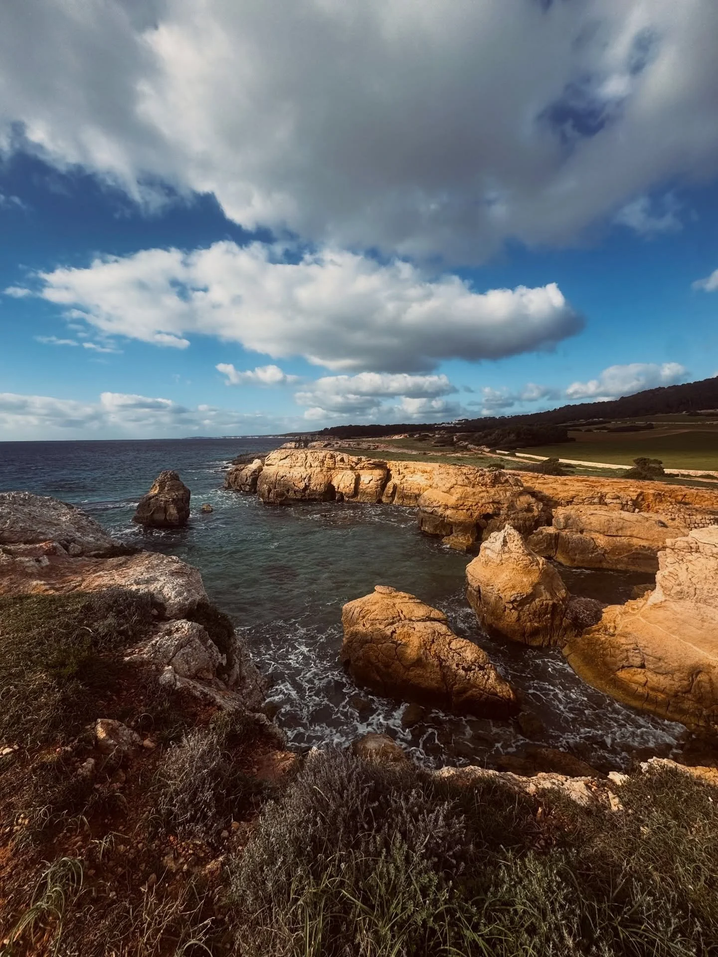 Santo Tom&agrave;s is made for coastal walks 🌊

A lovely route towards Son Bou, fresh air, countryside views and plenty of space if you have little ones to cycle or scoot along the boardwalk. 

Very quiet right now with everything closed for the sea