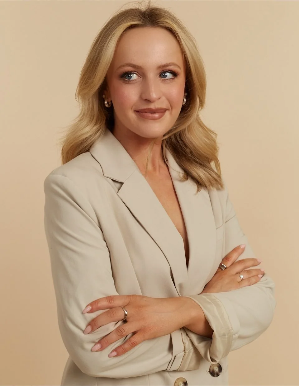 Your reminder that nothing happens overnight: there&rsquo;s always a story behind the fluffed up photos. Here&rsquo;s a few of my then &amp; now 💭

#makeupartist #perspective #myjourney #thenandnow