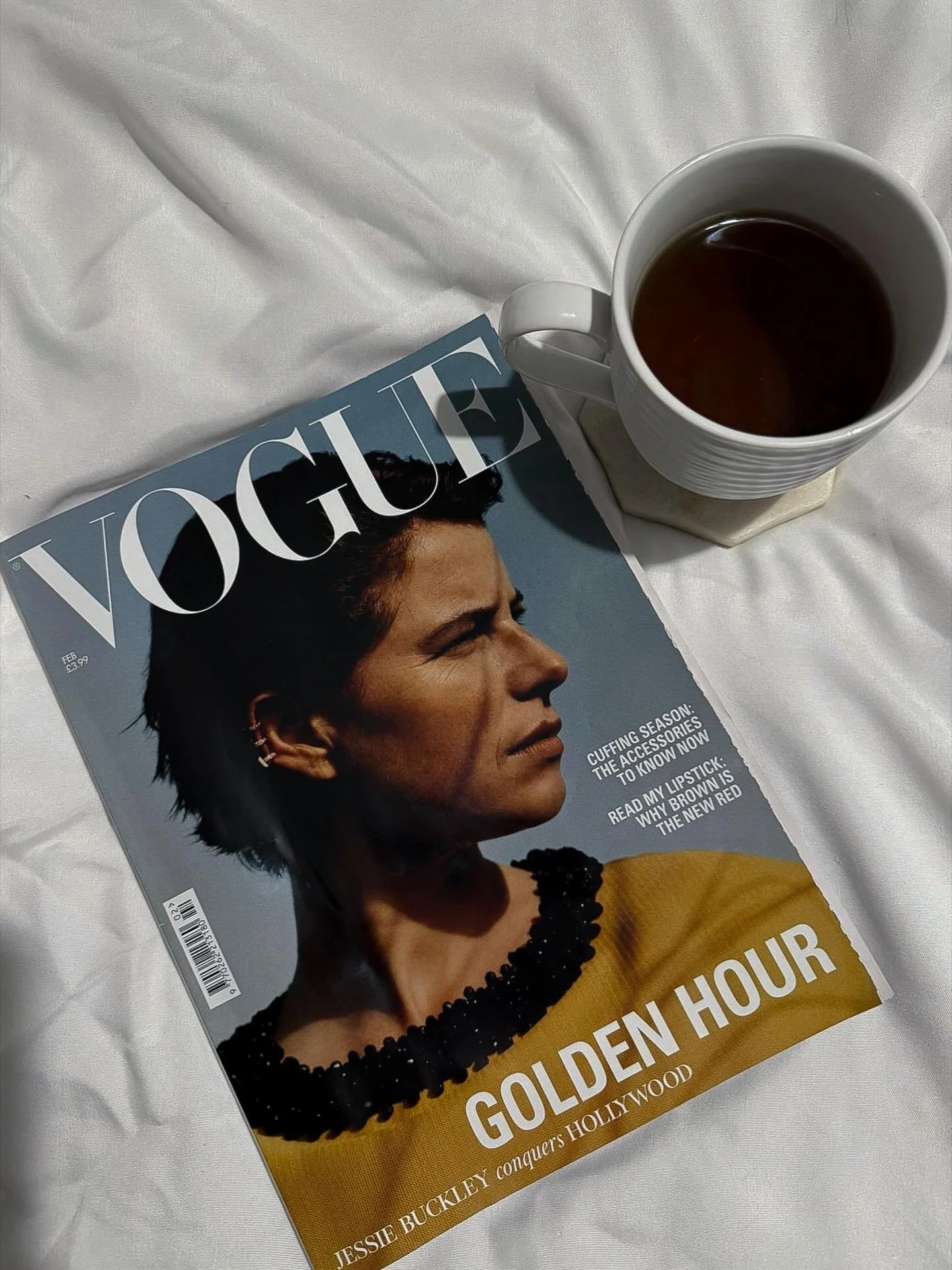 The shot vs THE shot @voguemagazine with ten ten face card @giovannakellem 📰🫖🥐

Makeup #vanessaellesmakeup 
Hair by @celiafrancesgrace 
Photo: @chrisandruth 

#makeupartist #vogue #vanessaellesmakeup