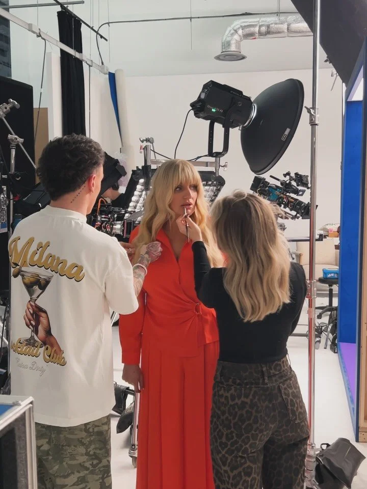 A peek behind the camera this week with @daisymaycooper 🍊🎙️

Makeup @vanessaellesmakeup 
Hair @liamwtylerhair 

#makeupartist #campaign #comingsoon