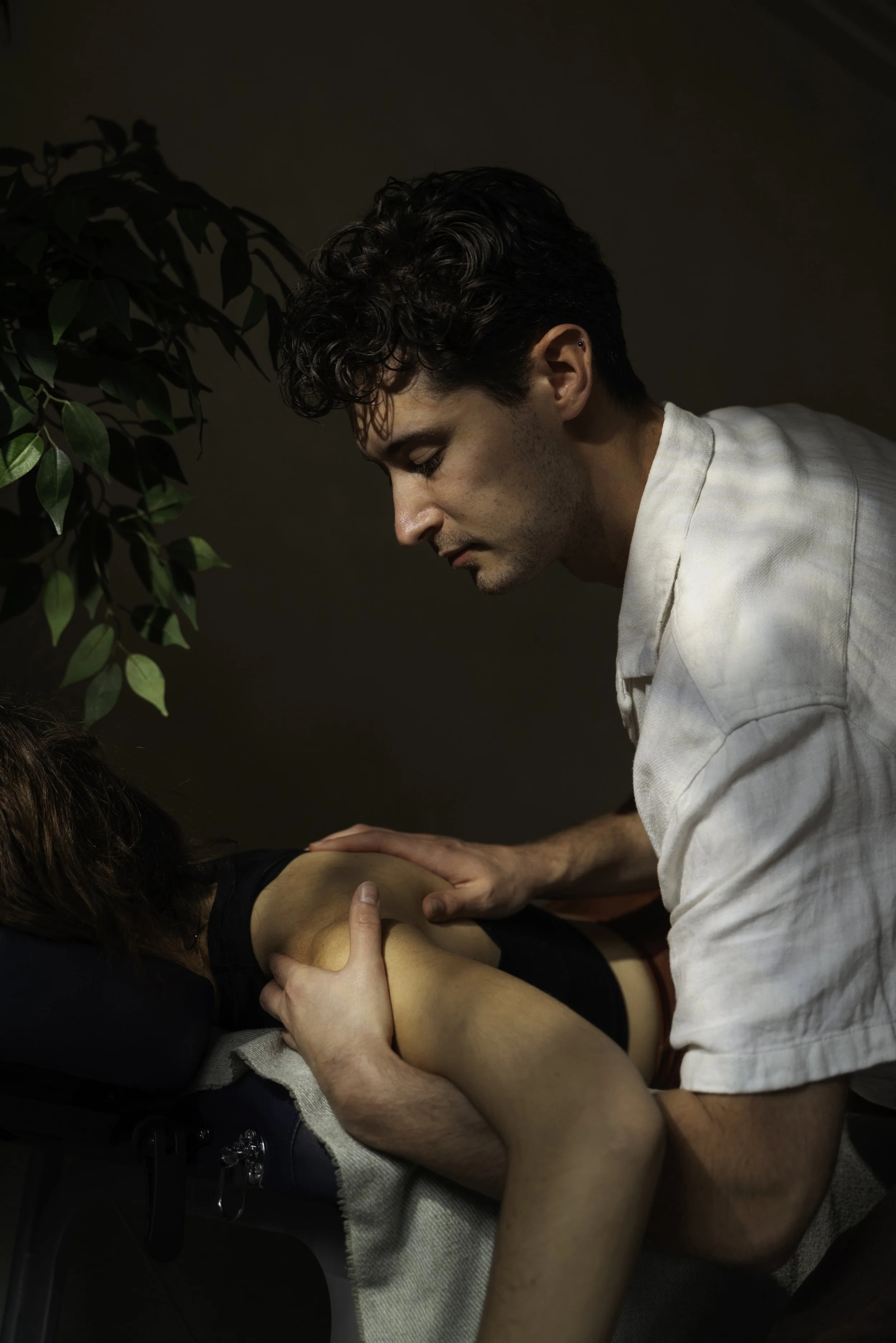 Samuel Abrahams Osteopath working at The Be Project in North Finchley N12 treating shoulder pain