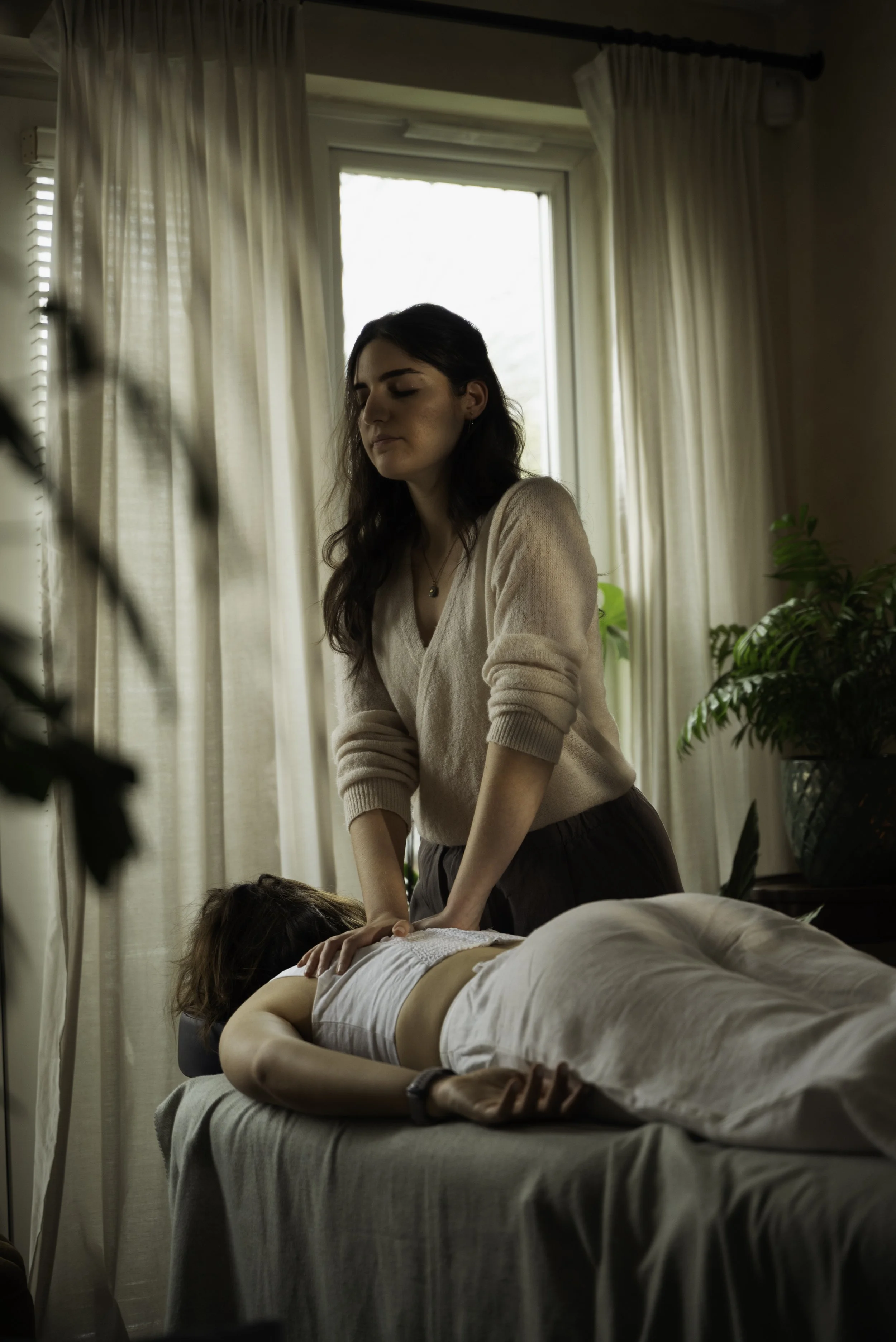 Osteopath Elianne Abrahams at The Be Project giving osteopathy in North Finchley