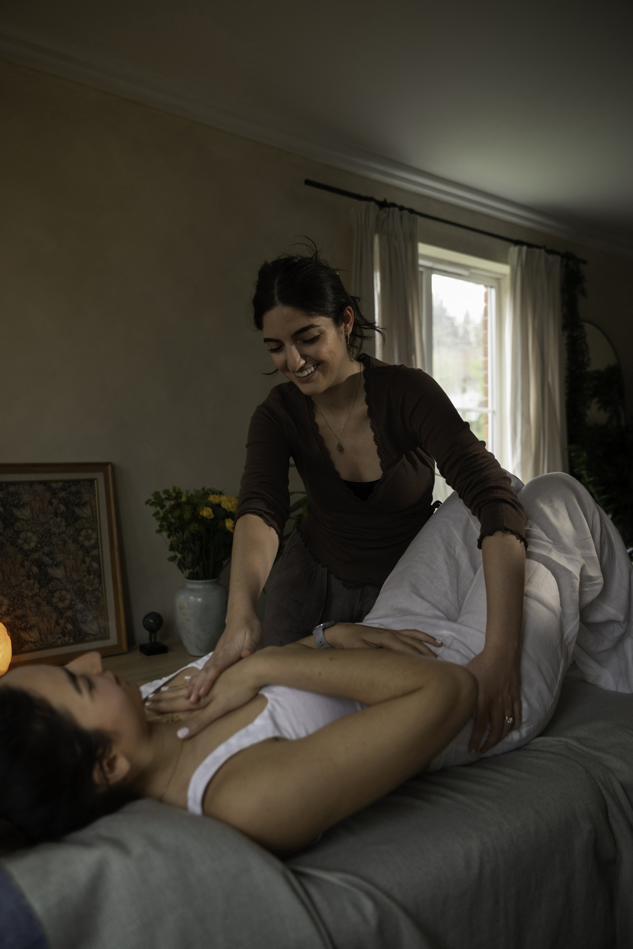 Elianne Abrahams Osteopath treating at The Be project in North Finchley N12, teaching breathwork