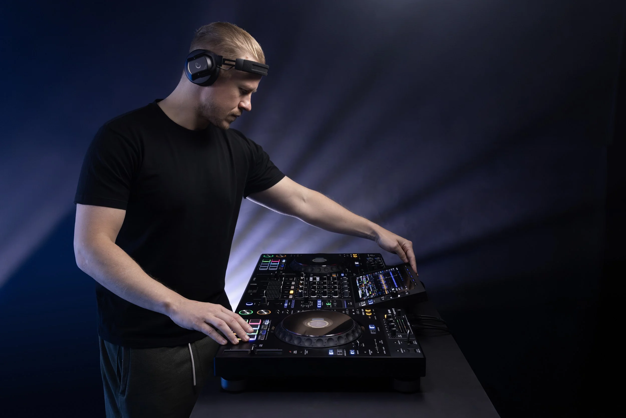 XDJ-AZ_Lifestyle image-9_HR_8192x5464.jpg
