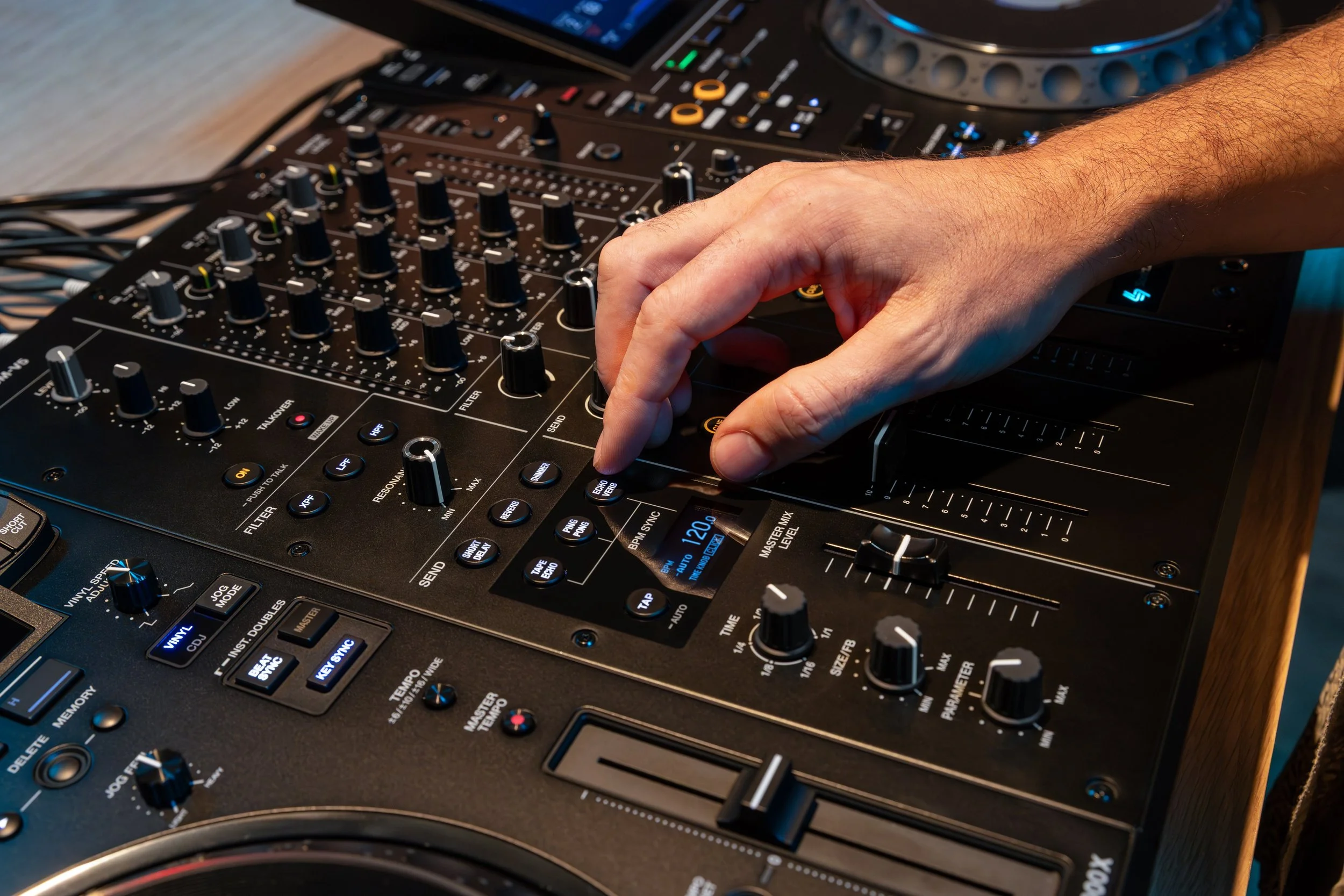 DJM-V5_LifestyleImages_08_HR_7447x4967.jpg