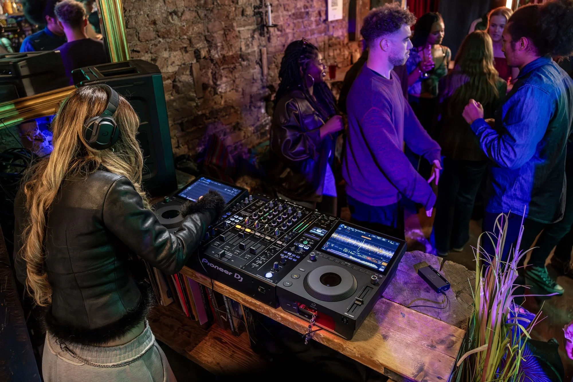 CDJ-1500X_LifestyleImages_Falkor_32_HR_7893x5265.jpg