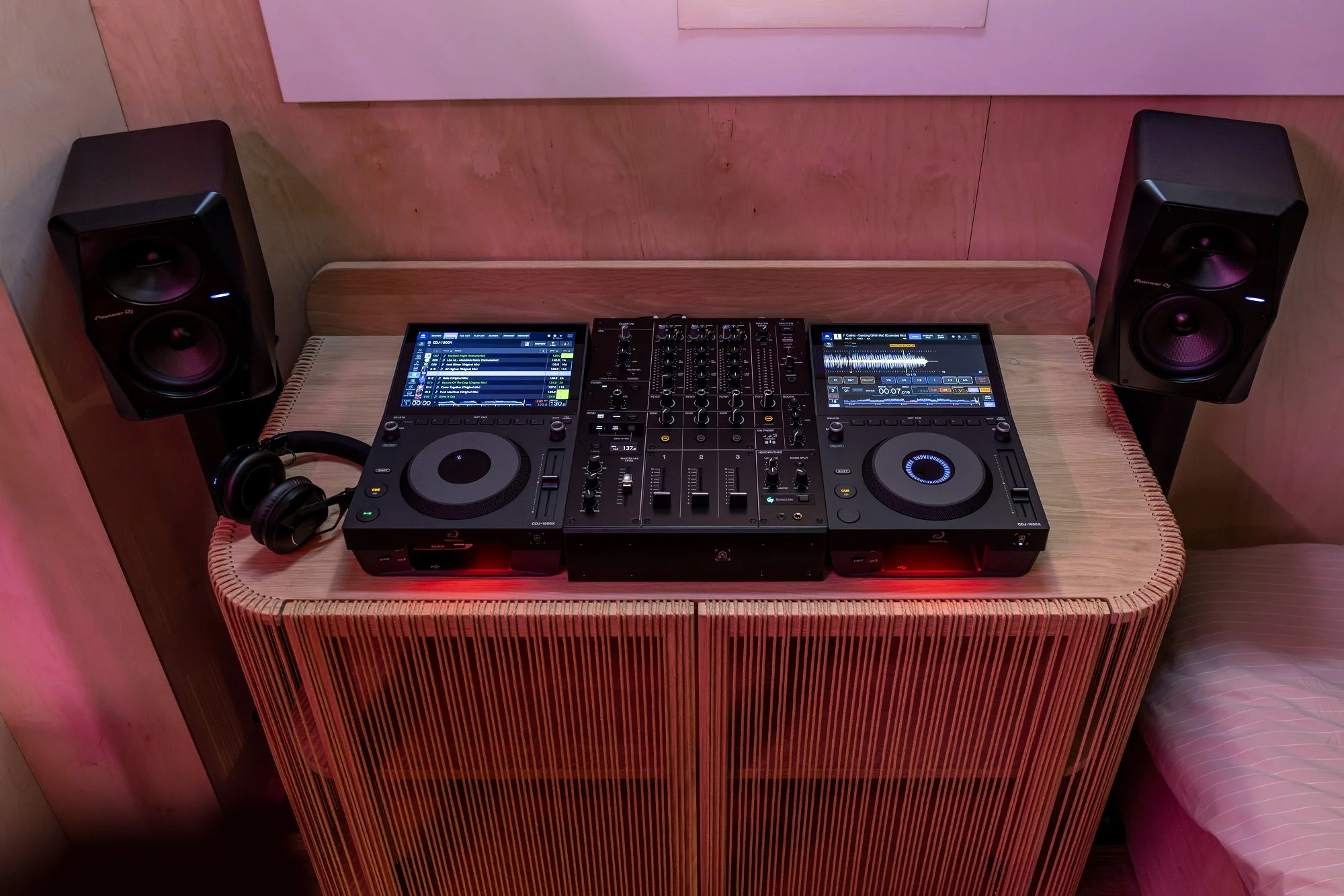CDJ-1500X_LifestyleImages_Home_06_HR_7133x4758.jpg