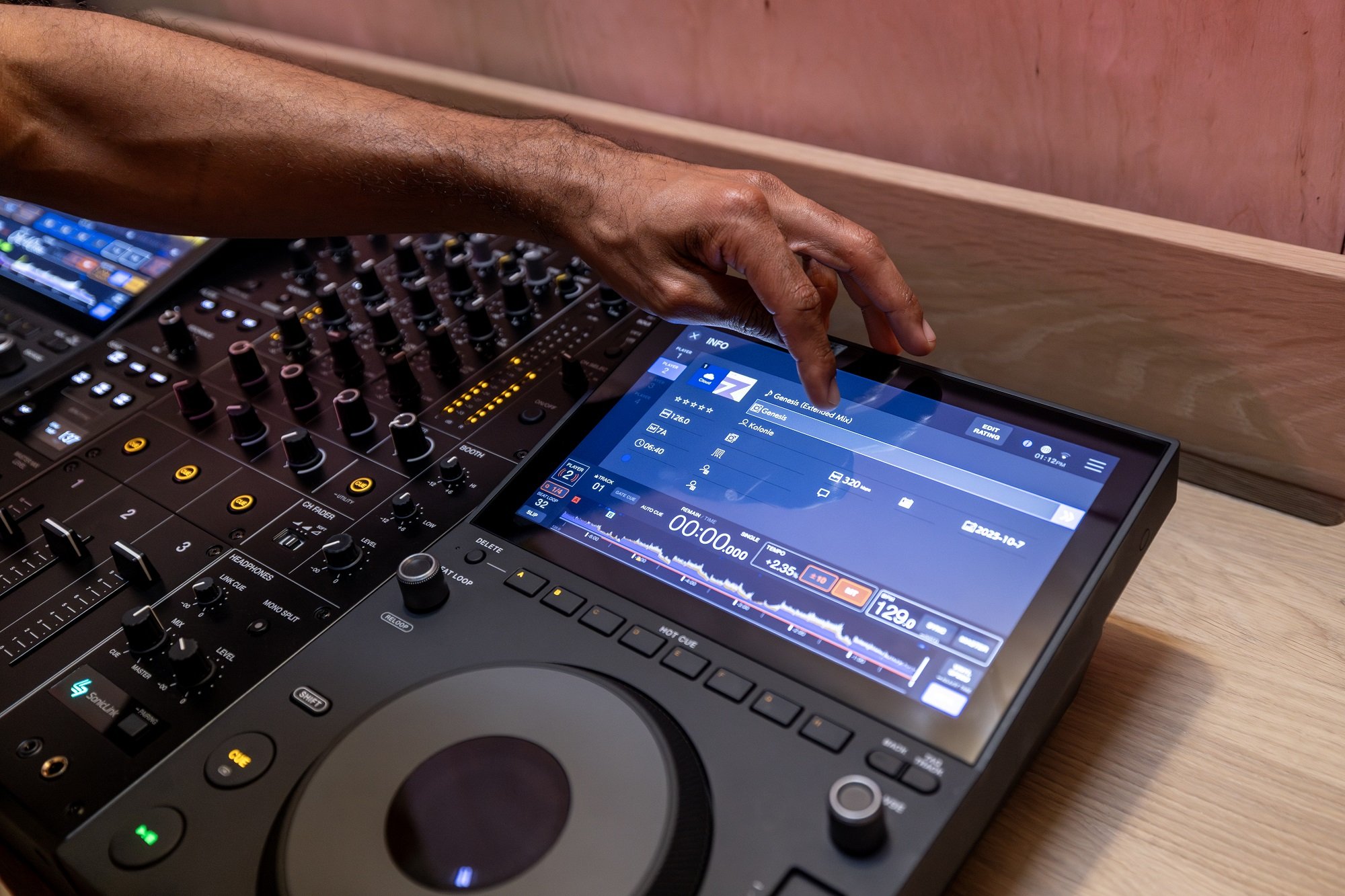 CDJ-1500X_LifestyleImages_Home_10_HR_8192x5464.jpg