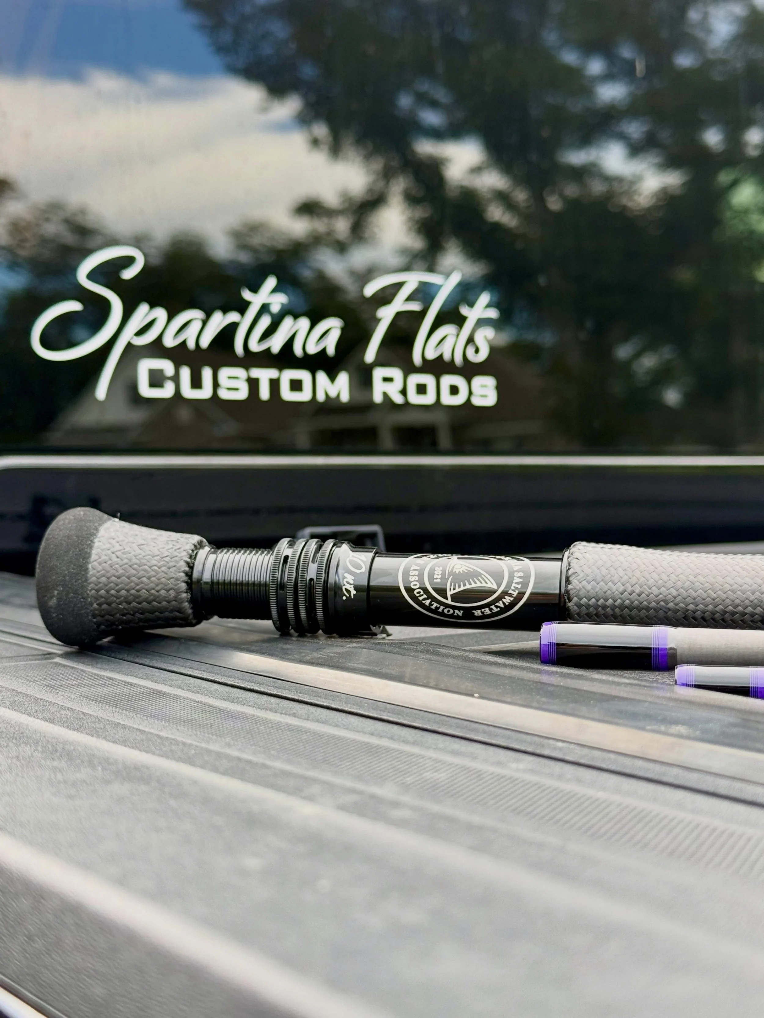 Congrats to @john.allen32 for winning the @savannahflyinvitational raffle for the custom @georgiasaltwater Carbon Elite 10 wt. He deserved it for cooking that 🔥 BBQ at the tournament! Hope she treats you well buddy!