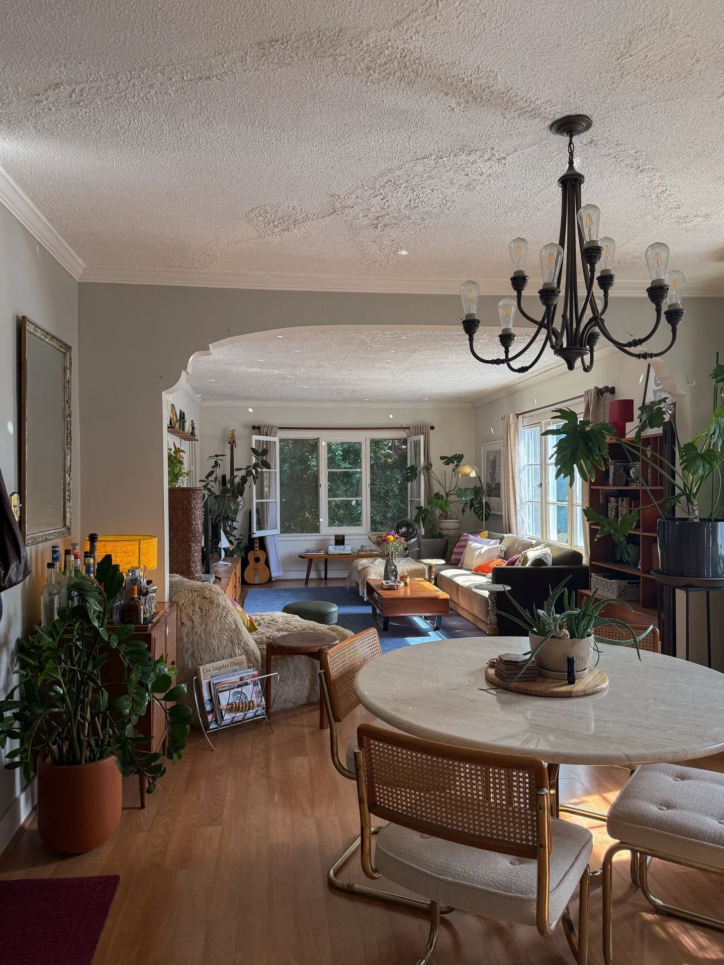 A marvelous first week back in the LA sunshine ☀️ 

1. This view never gets old
2. New lamp from @ikeausa - looooove the texture
3. Throwing a fit 👞
4. Vintage bopping!!! @vintageconceptdesign @thepickerhernandez53 
5. My love for magenta knows no b