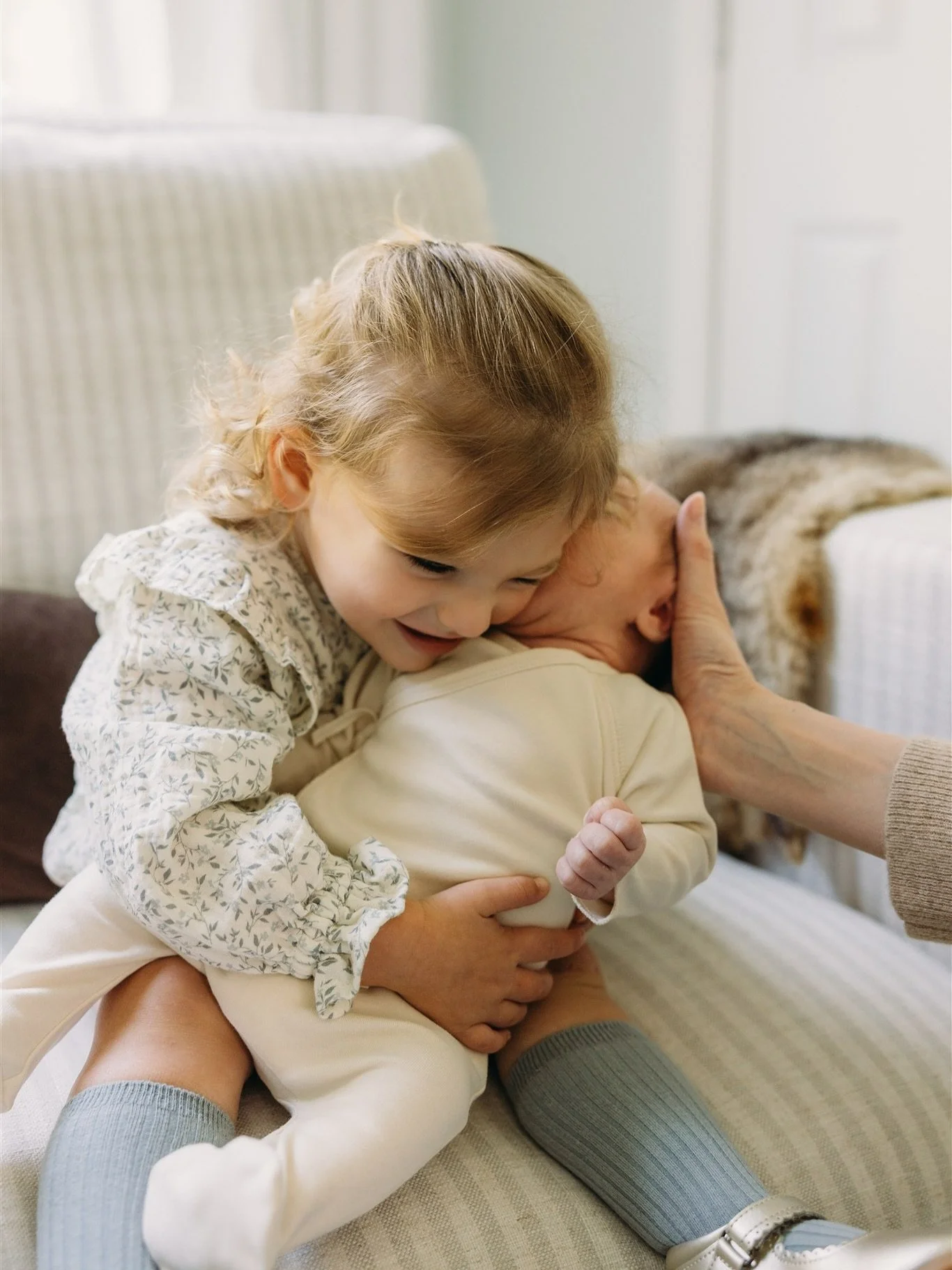 I don&rsquo;t spend much time here (the headlines can feel like too much some days). But these newborn + family moments are pure beauty worth sharing ✨ 
A little catch-up before October begins 💛

#nashvillenewbornphotographer #nashvillefamilyphotogr