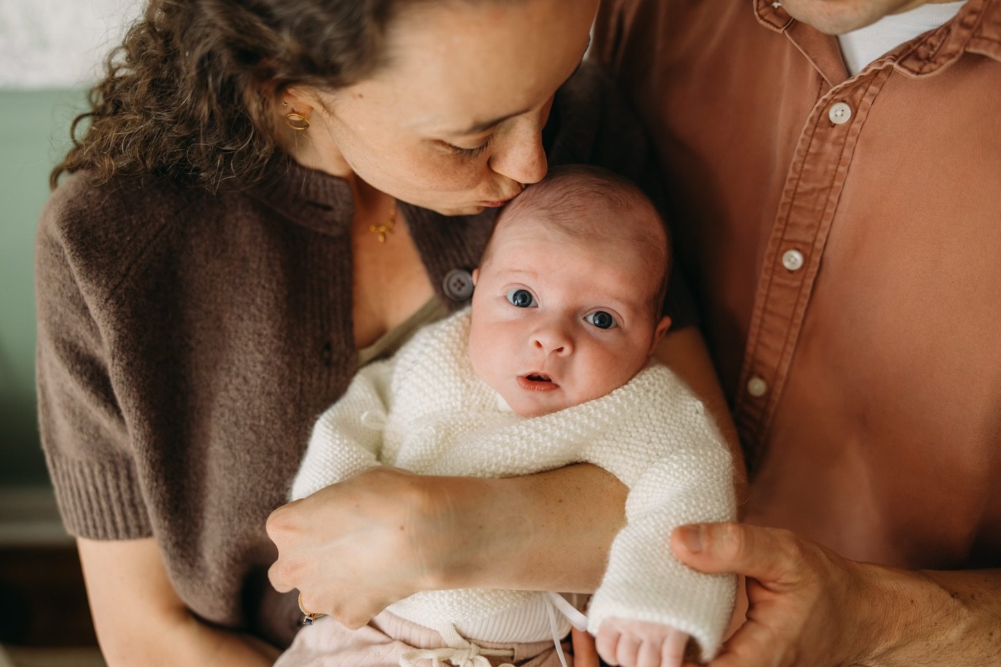 Welcome to the world, sweet baby girl 🤍 We spent the morning cozied up in their East Nashville home, soaking in all the &ldquo;firsts&rdquo; &mdash; firstborn daughter, first tiny sweater lovingly knit by grandma, and Bagel the dog proudly figuring 